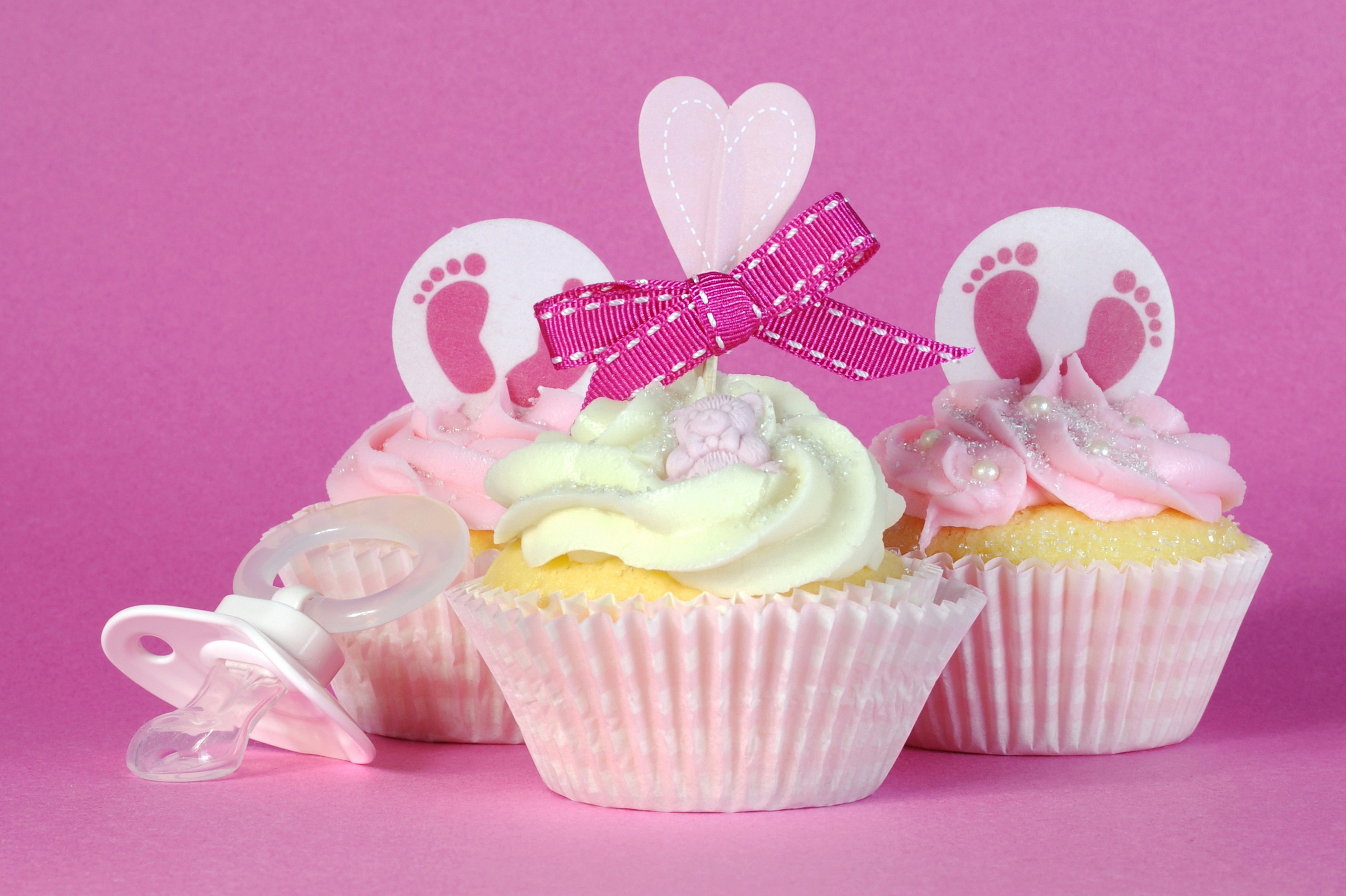 Cupcakes with baby feet decorations and a pacifier HD Wallpaper