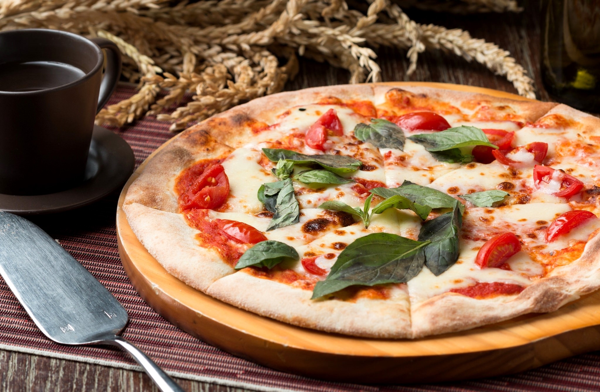 Margherita pizza with tomatoes and basil HD Wallpaper
