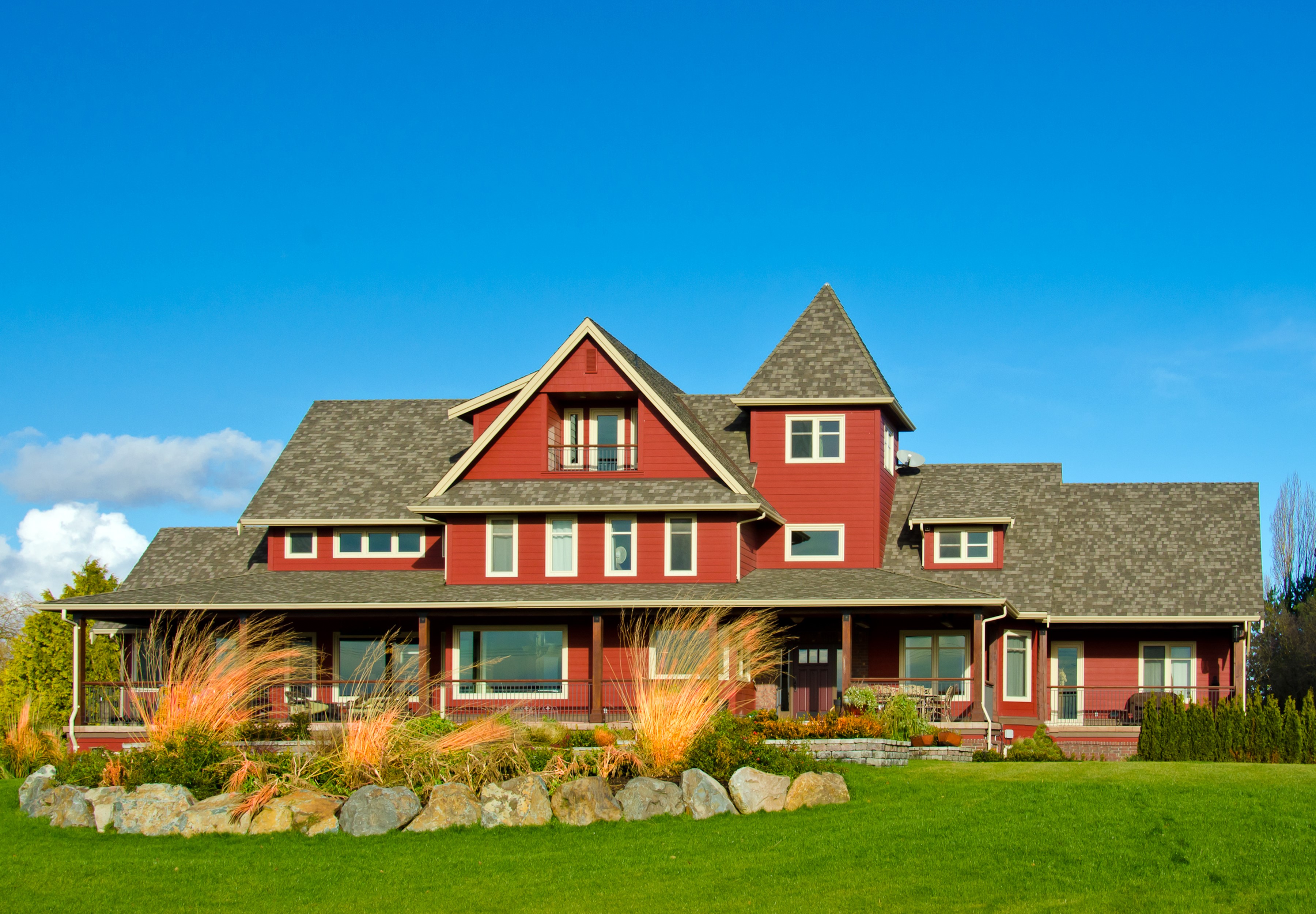 Red house with a large lawn and blue sky HD Wallpaper