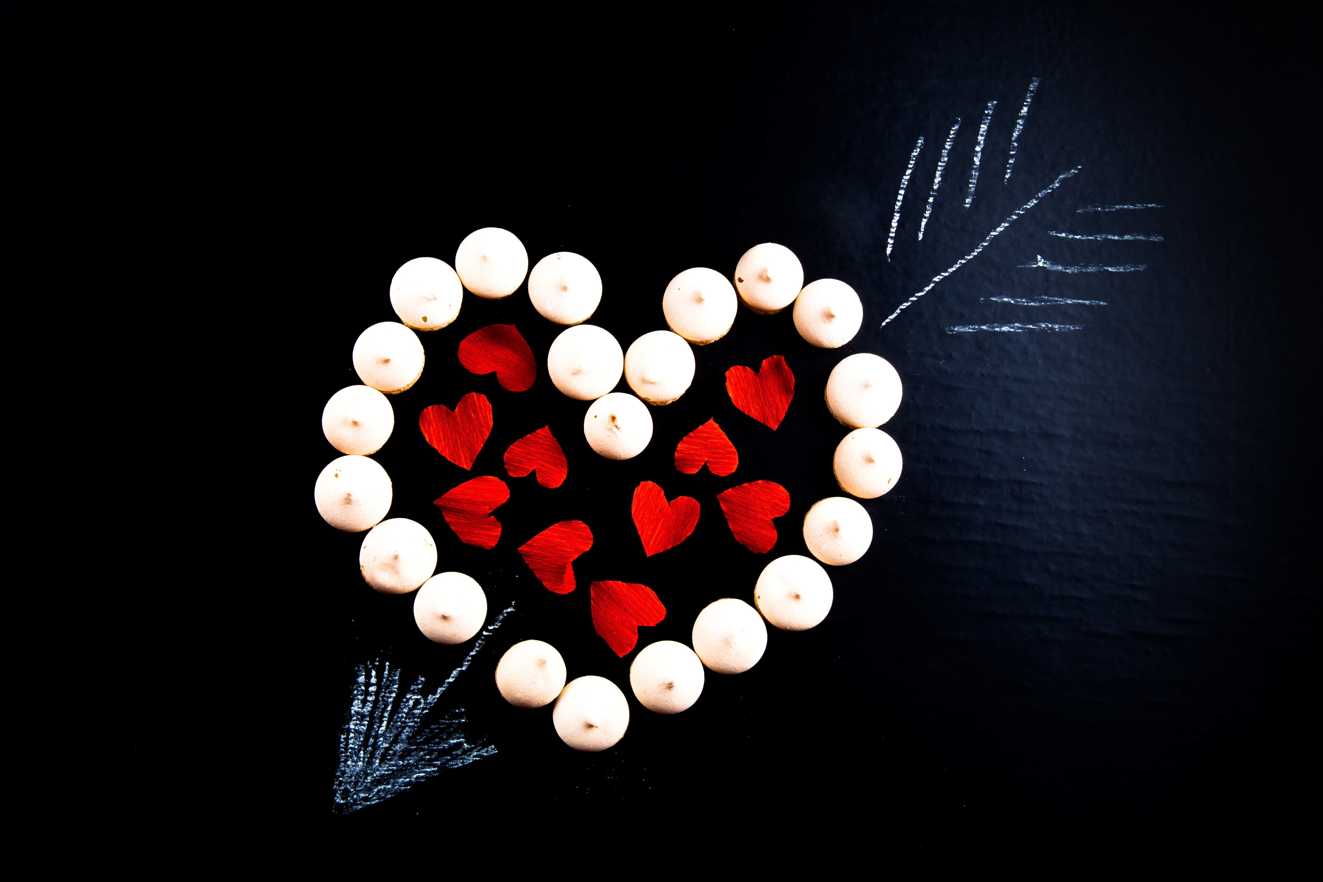 Heart shape made of meringues and red hearts with chalk arrow HD Wallpaper