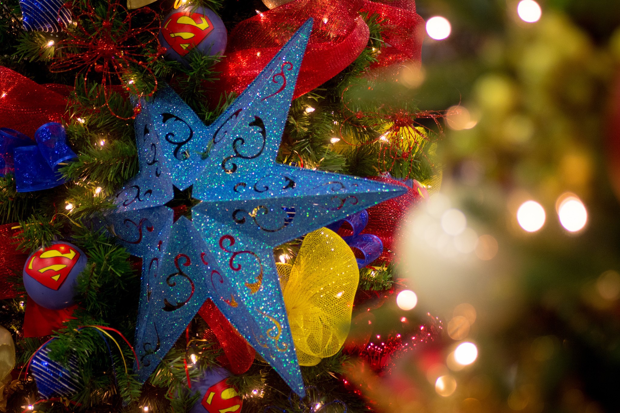 Christmas tree with Superman ornaments and star HD Wallpaper