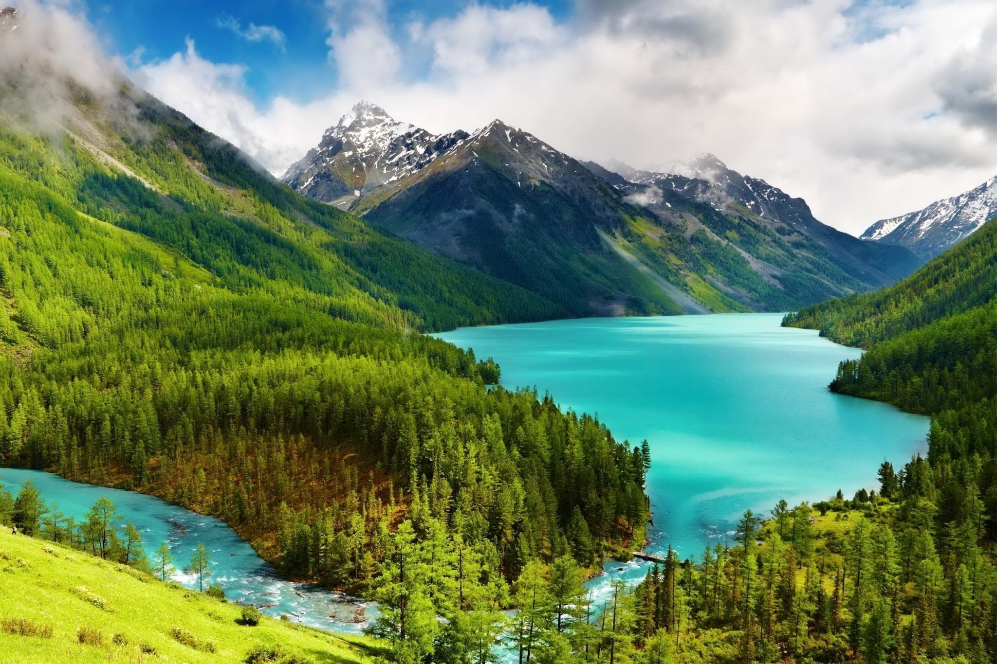 Turquoise lake and mountains in Russia HD Wallpaper