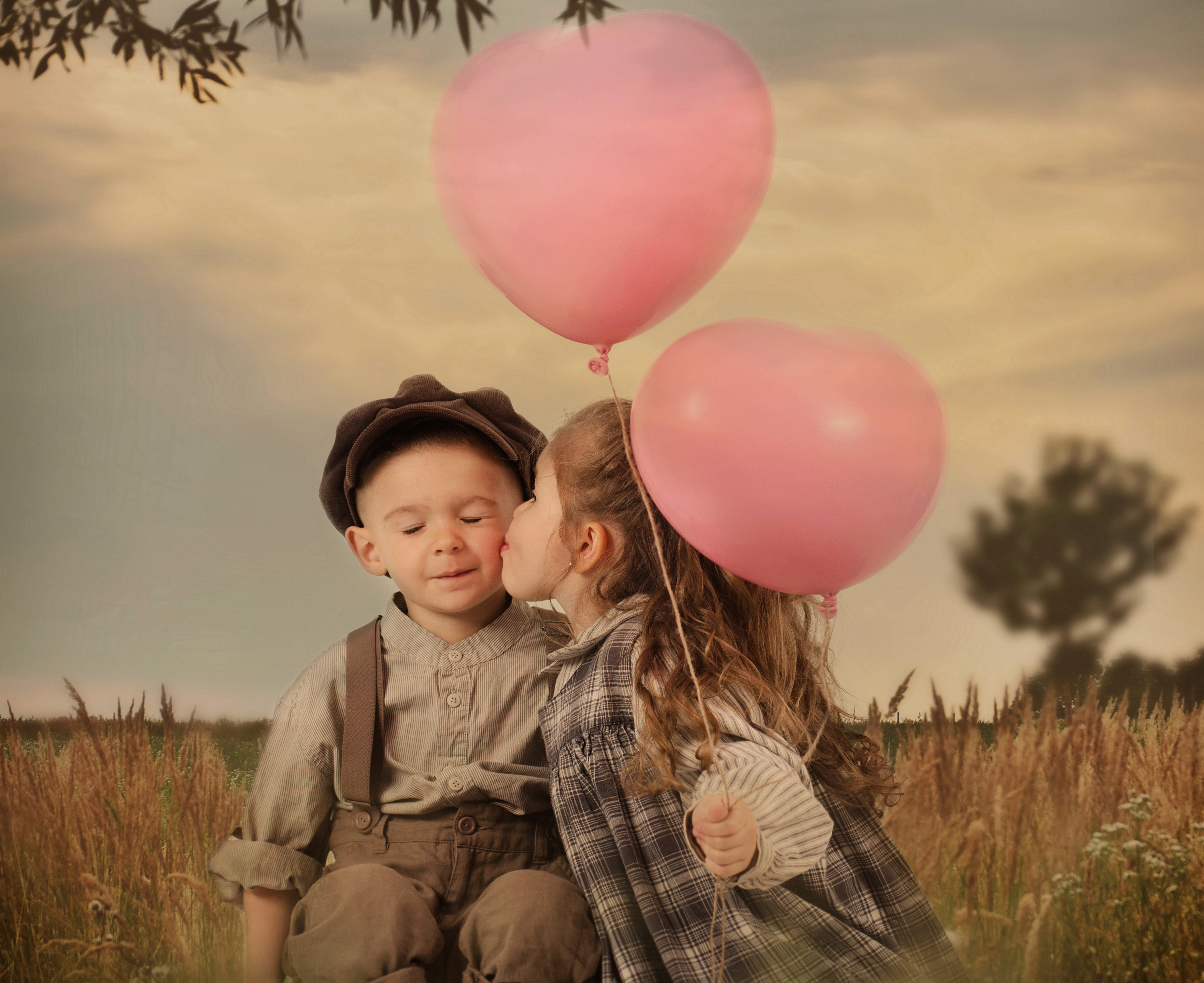 Two children with pink heart balloons HD Wallpaper