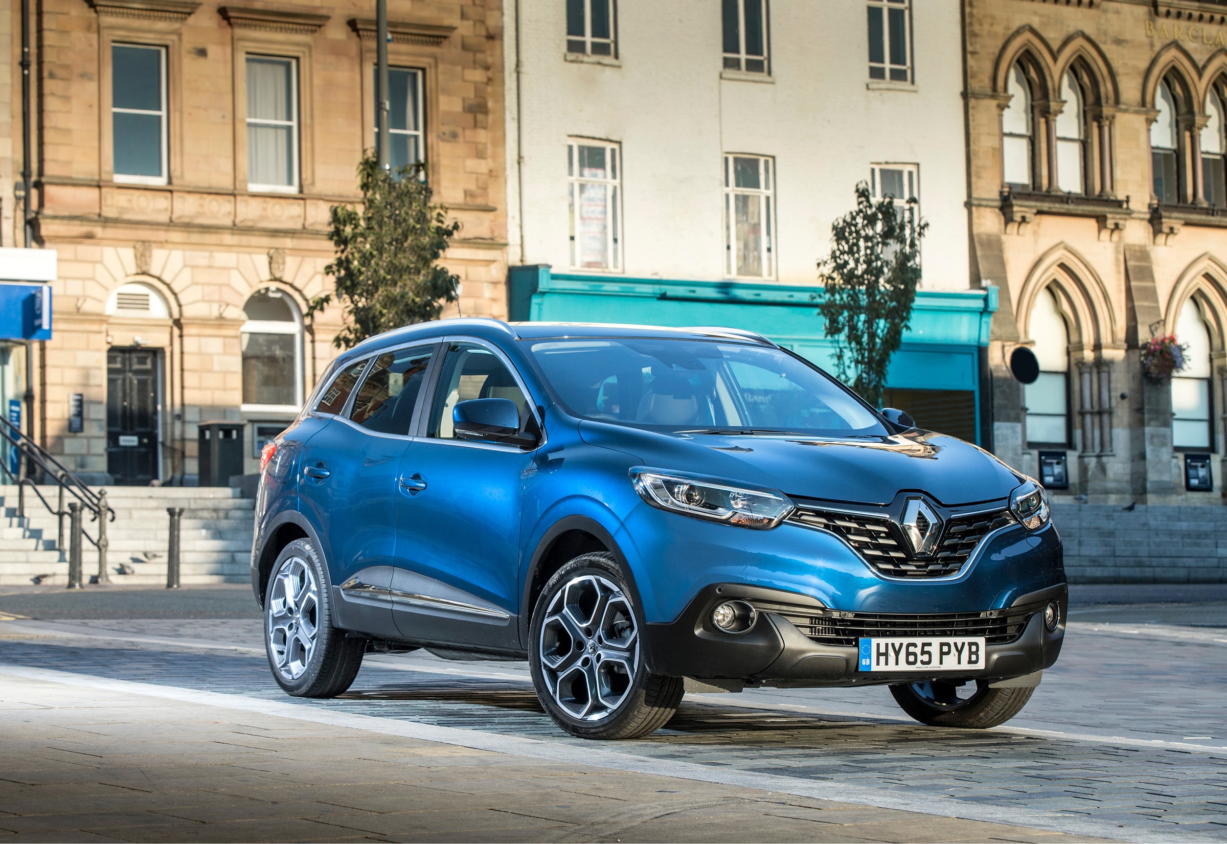 Blue Renault Kadjar dCi 110 parked on a street HD Wallpaper