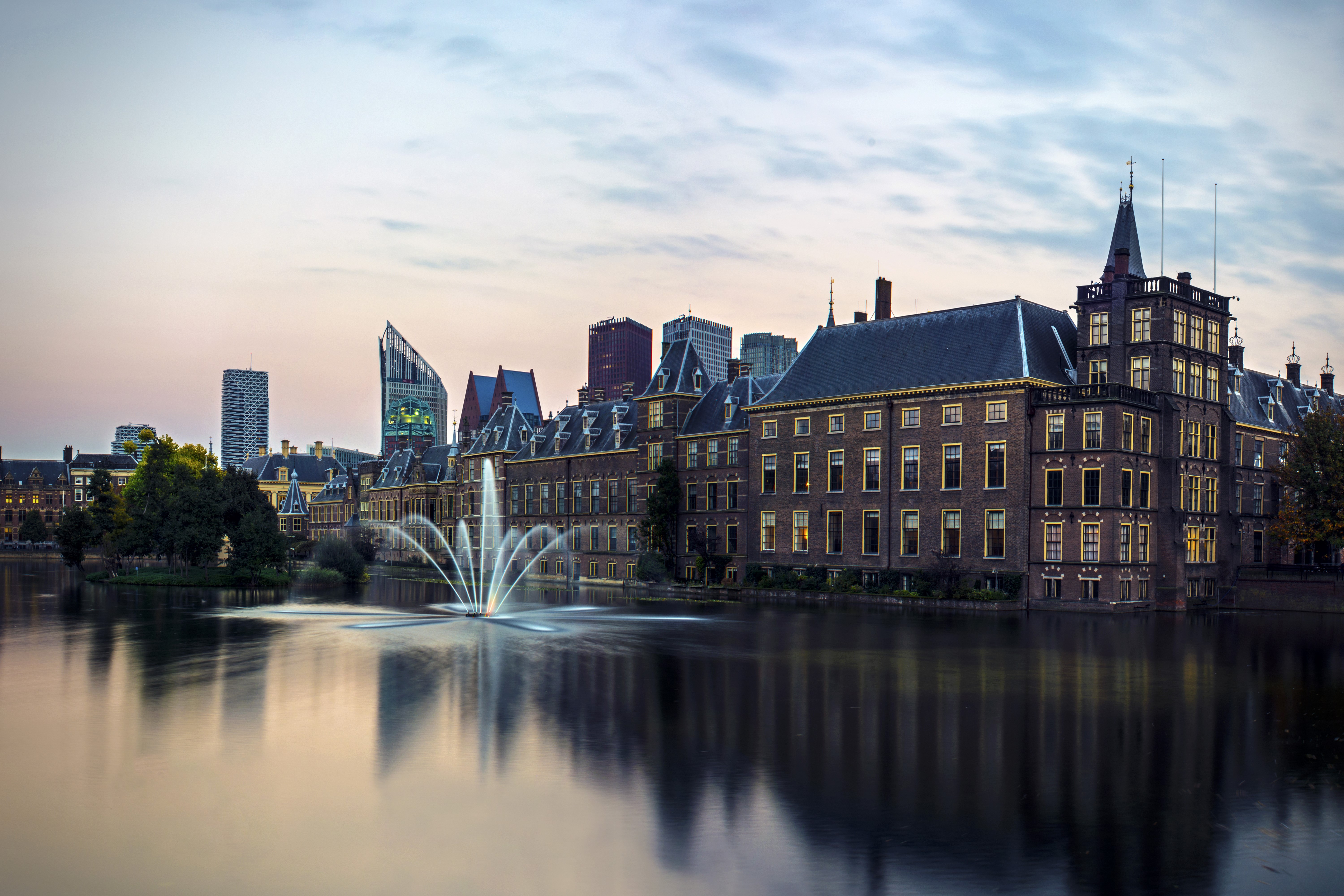Binnenhof and Hofvijver lake in The Hague, Netherlands HD Wallpaper