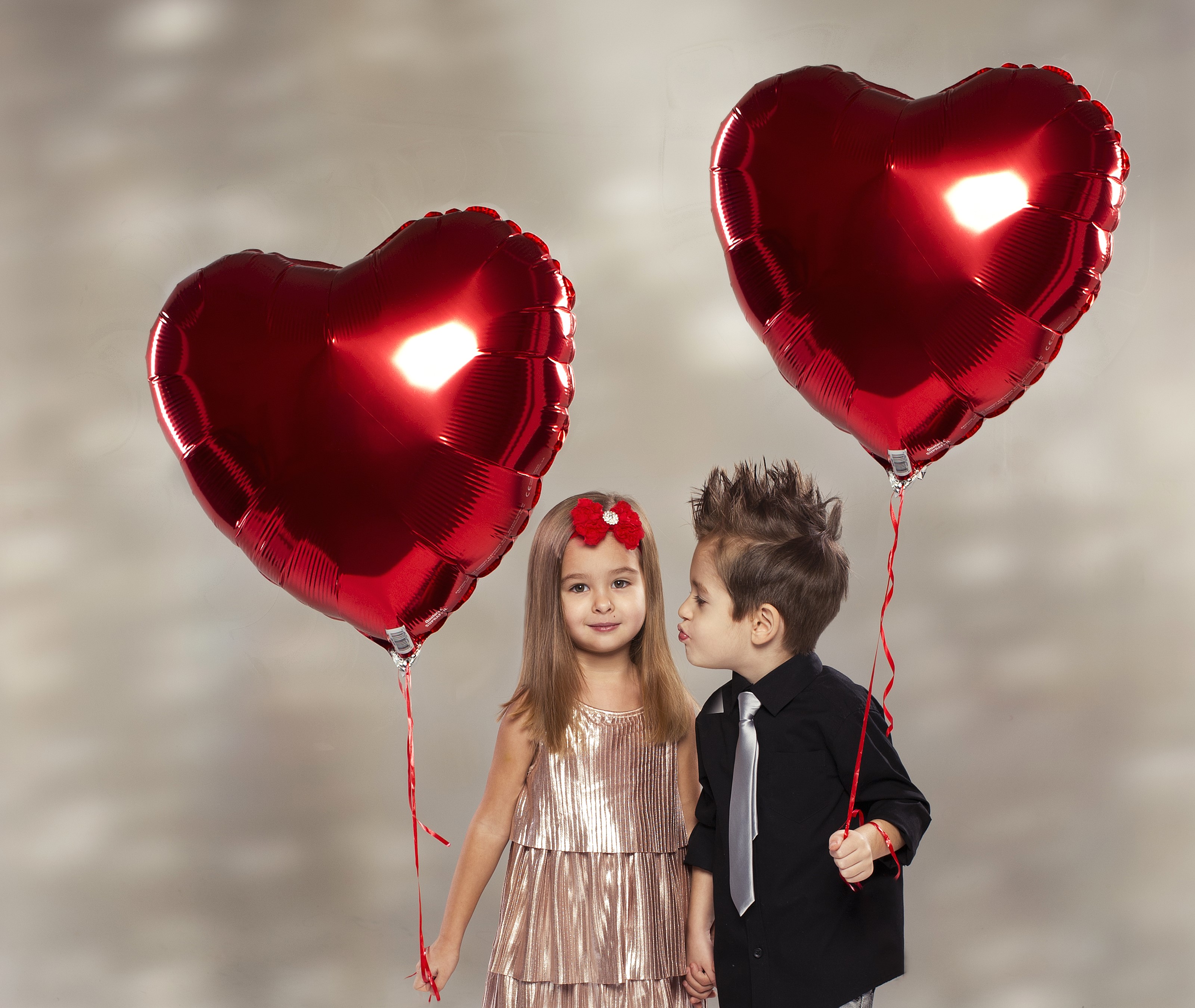Two children with red heart balloons HD Wallpaper