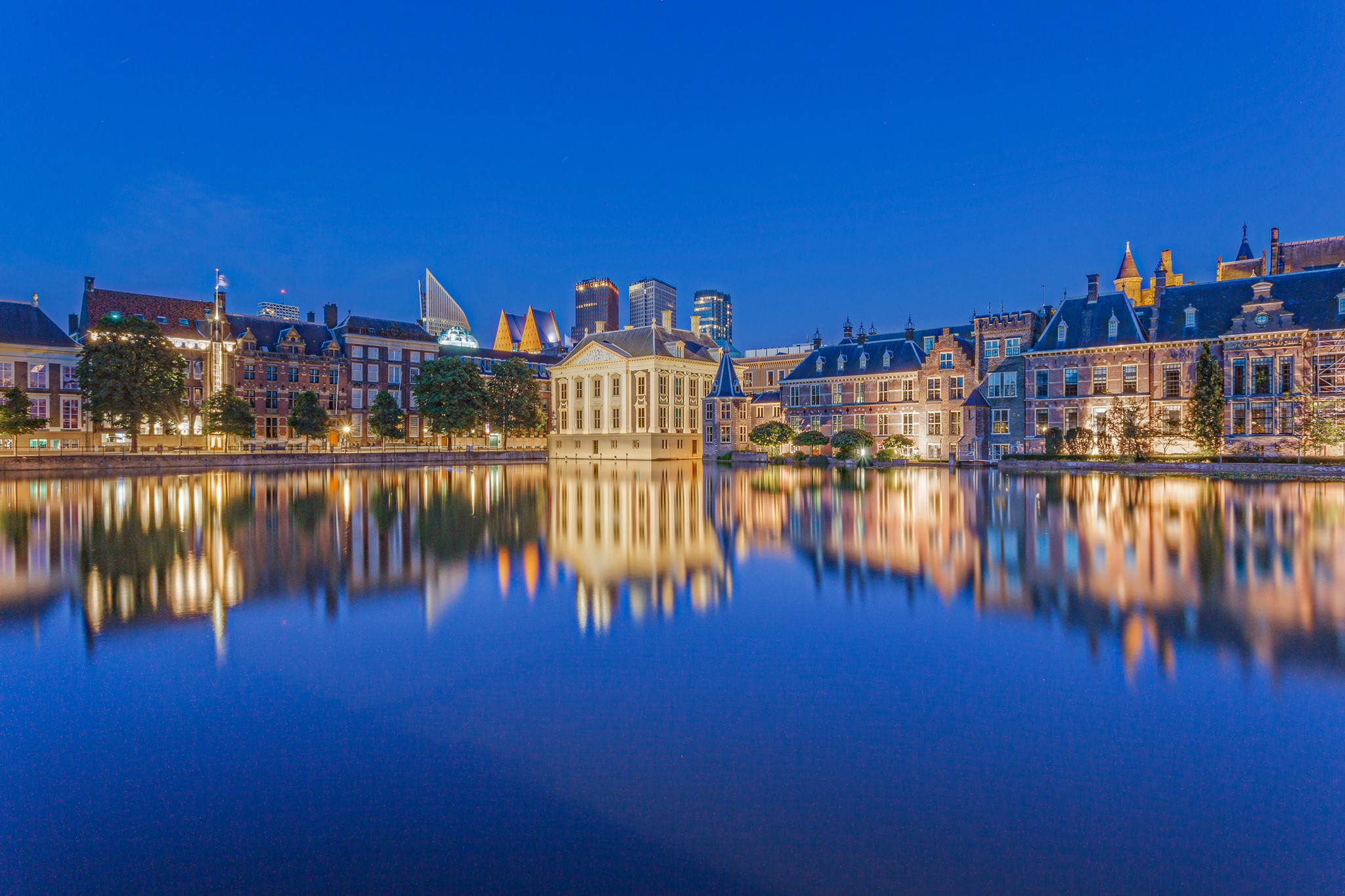 Binnenhof complex reflected in Hofvijver pond at dusk, The Hague HD Wallpaper
