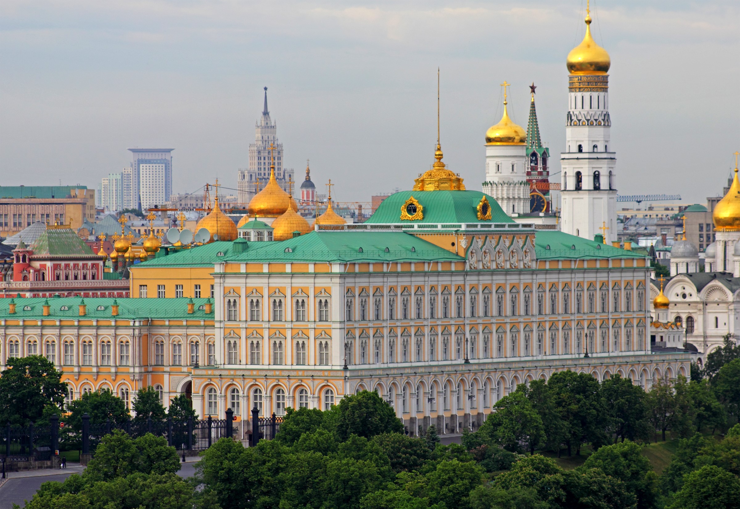 Grand Kremlin Palace and Moscow skyline HD Wallpaper