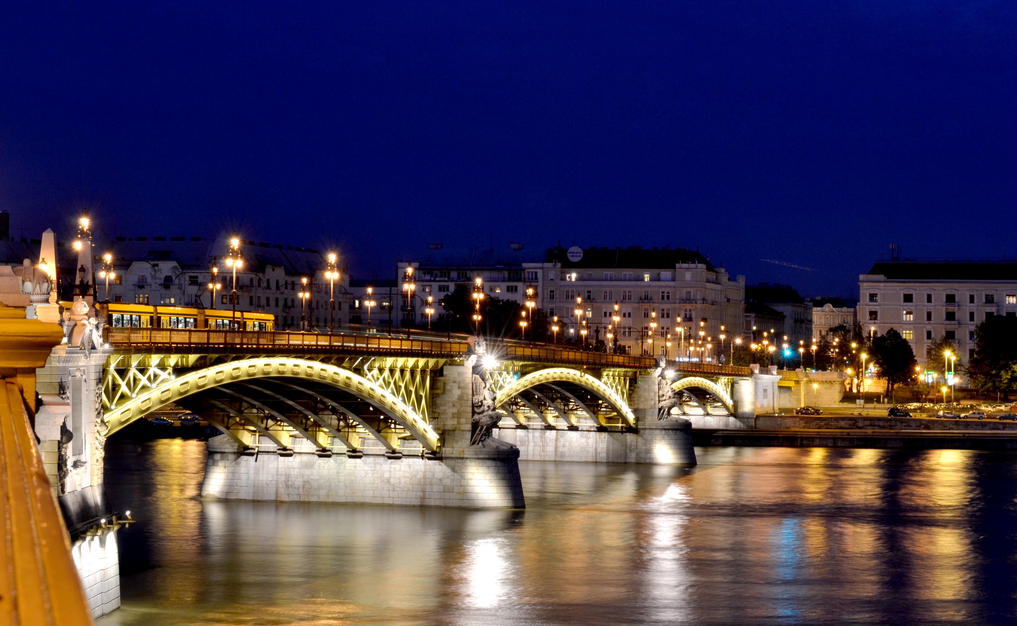 Széchenyi Chain Bridge at night in Budapest, Hungary HD Wallpaper