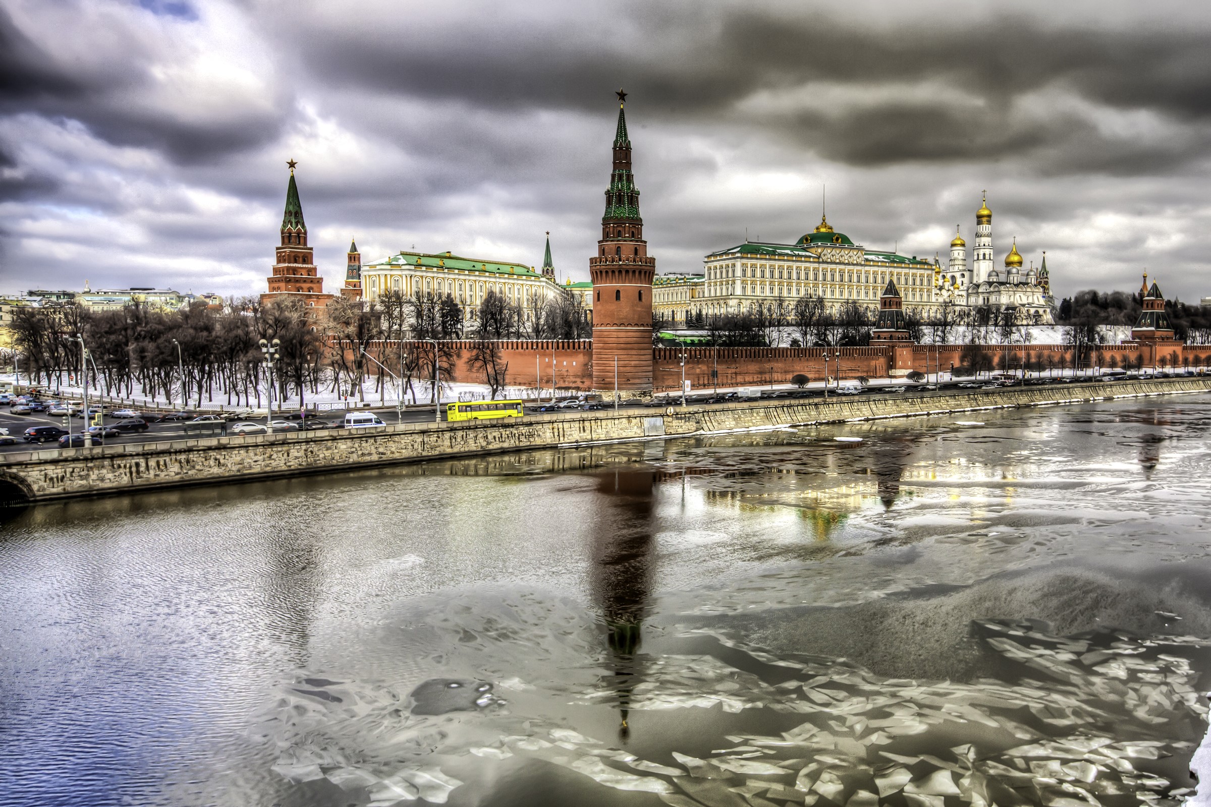 Moscow Kremlin and Moskva River in Winter HD Wallpaper