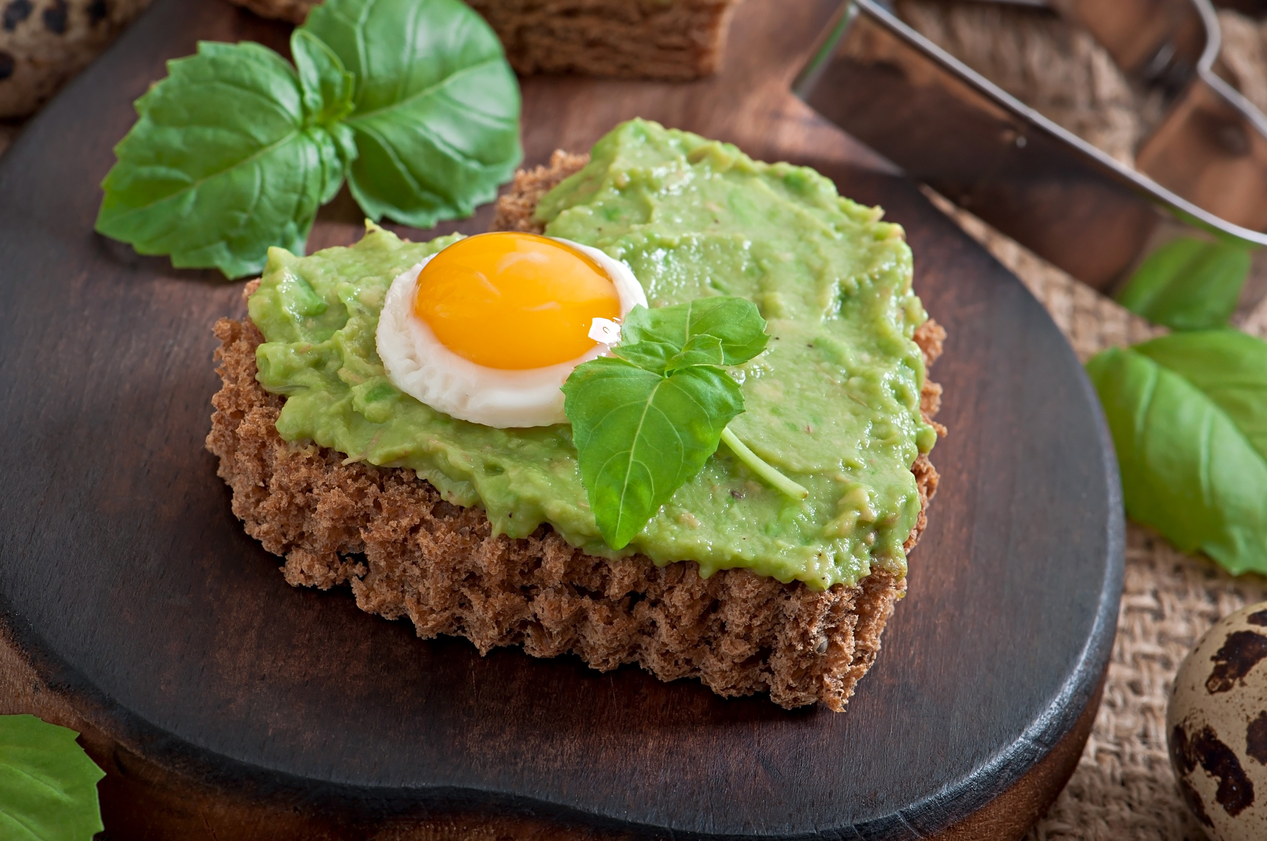 Heart-shaped toast with avocado and quail egg HD Wallpaper