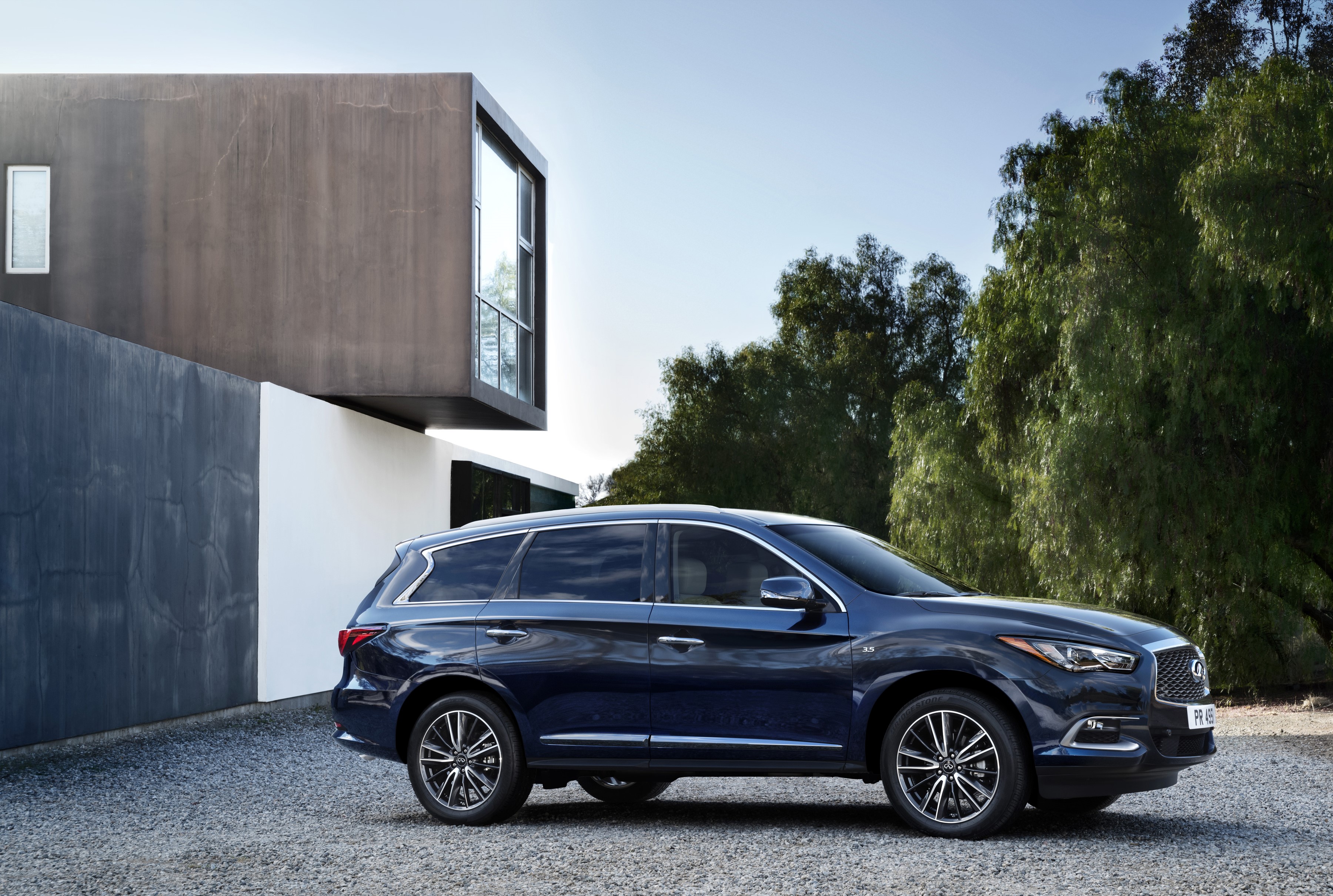 2016 Infiniti QX60 parked in front of a modern house HD Wallpaper