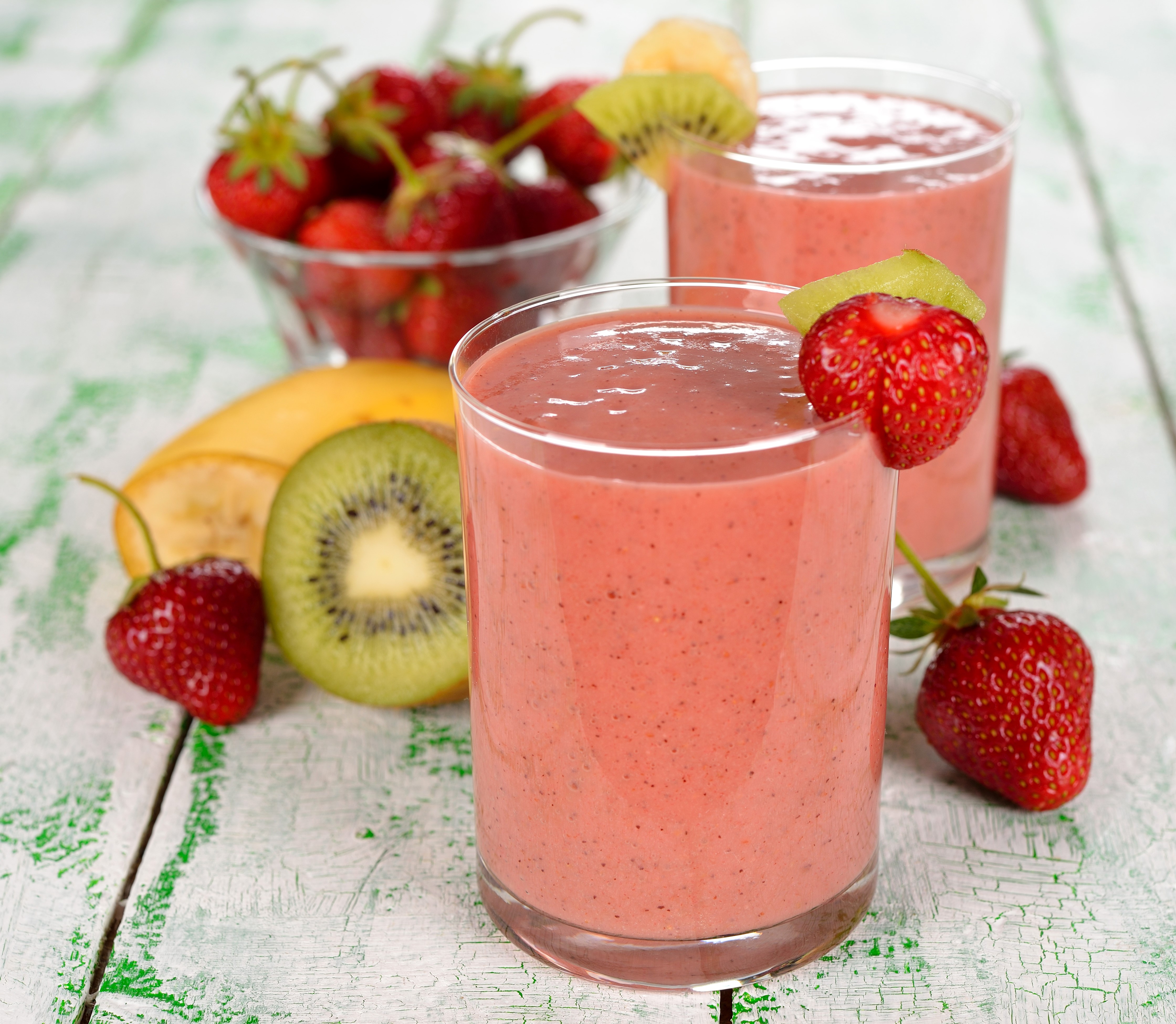 Strawberry Kiwi Smoothies with Fresh Fruit HD Wallpaper