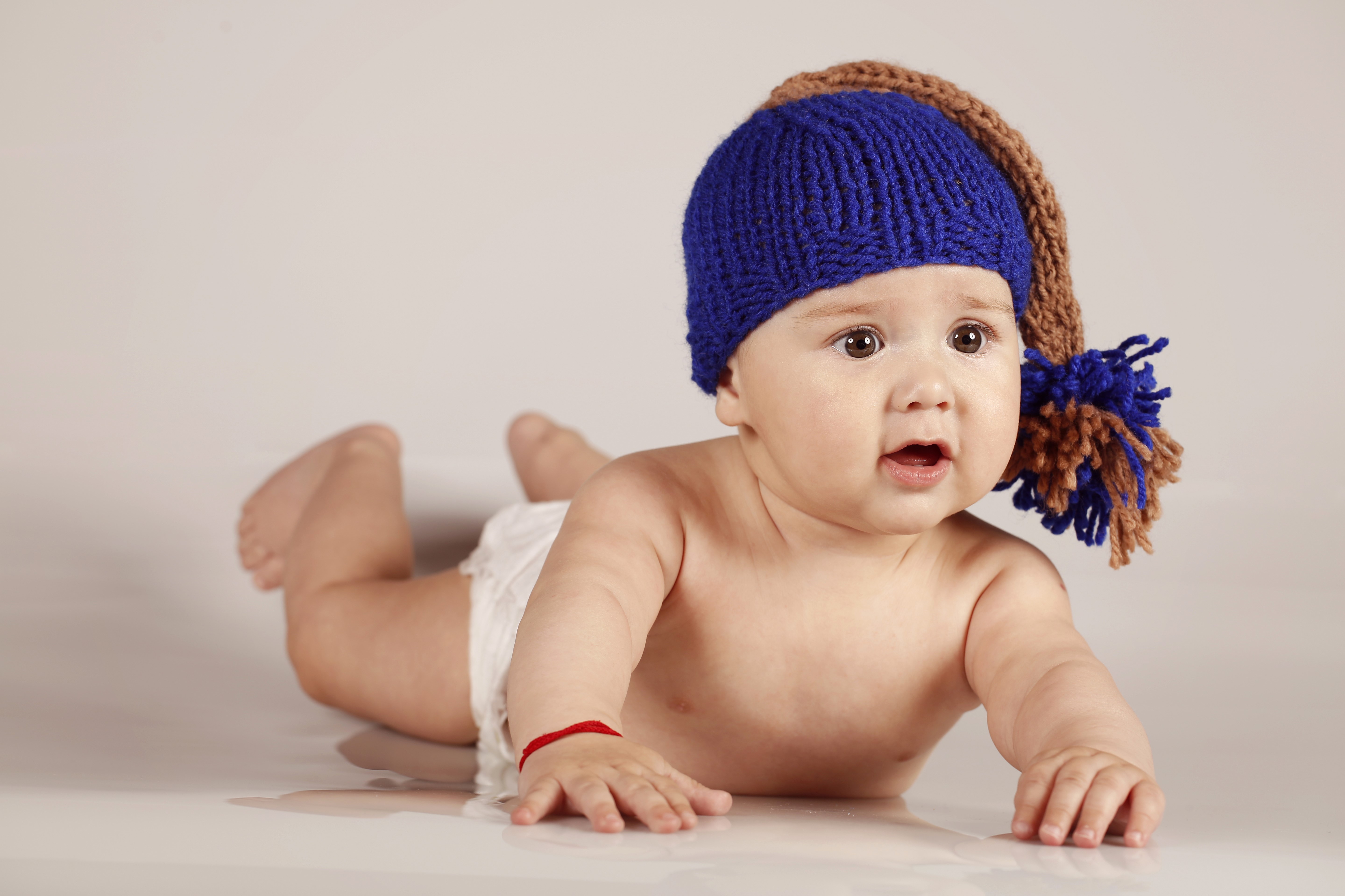 Baby in a knitted winter hat HD Wallpaper