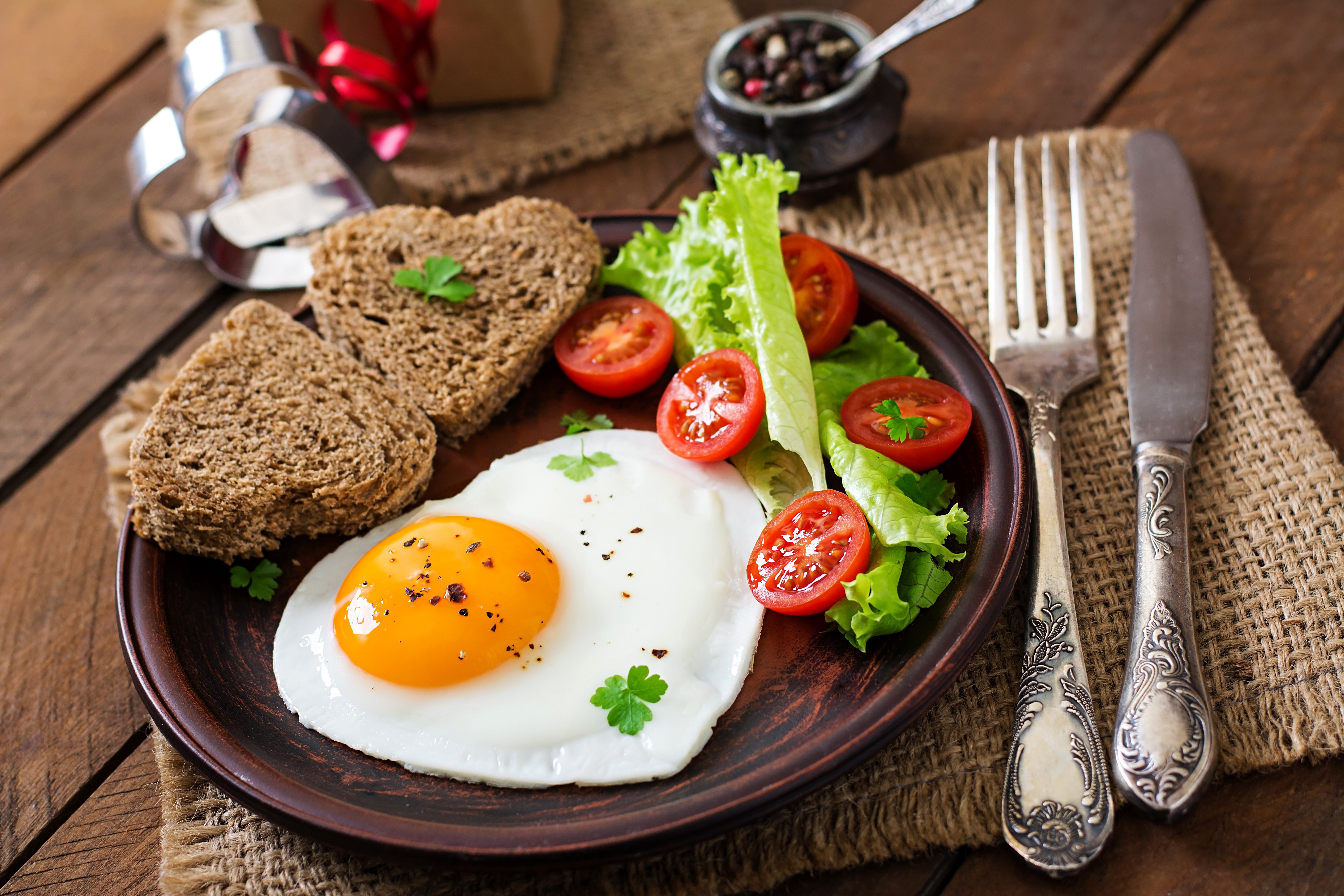 Heart-shaped fried egg with toast and salad HD Wallpaper