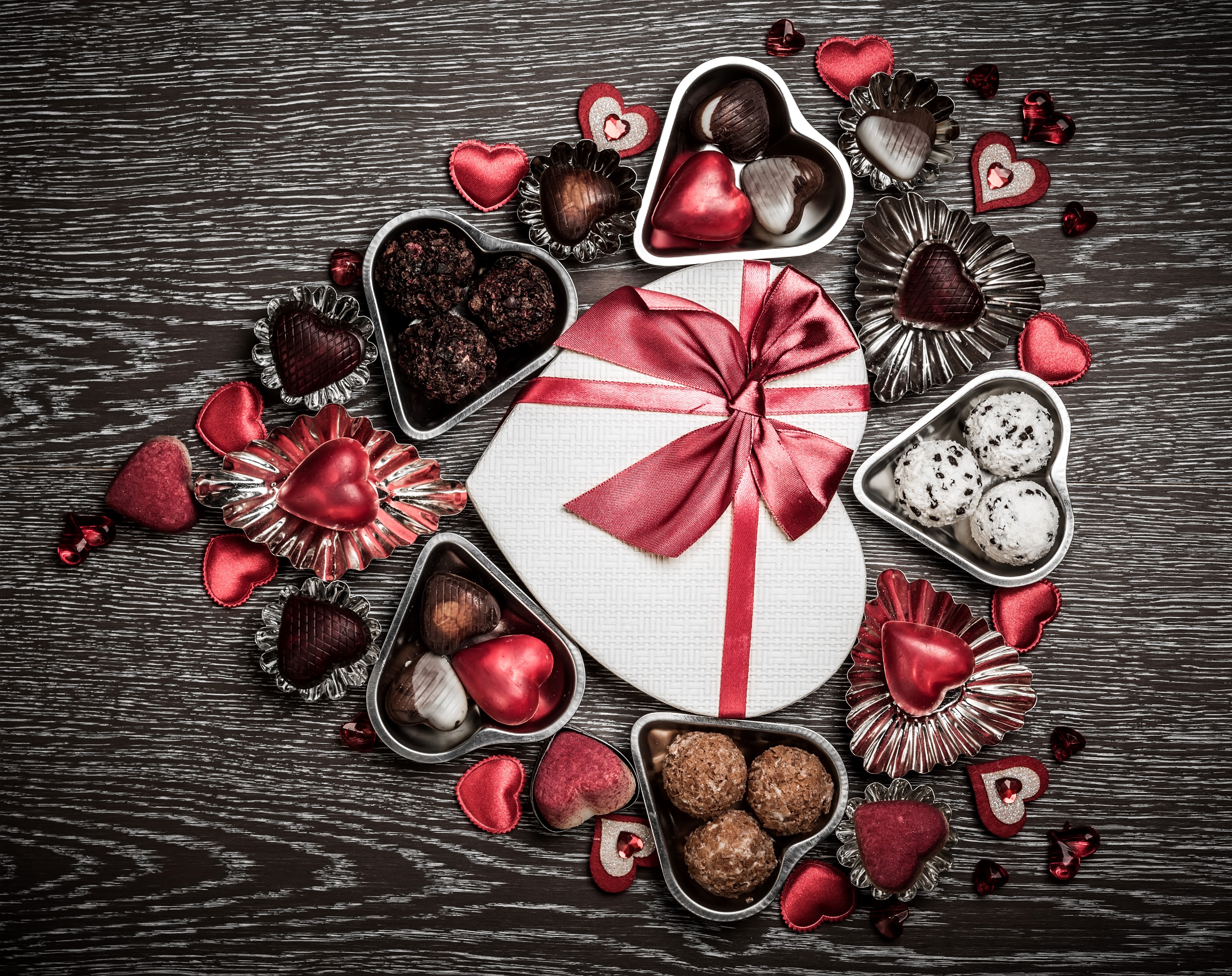 Valentine's Day chocolates and gift box HD Wallpaper