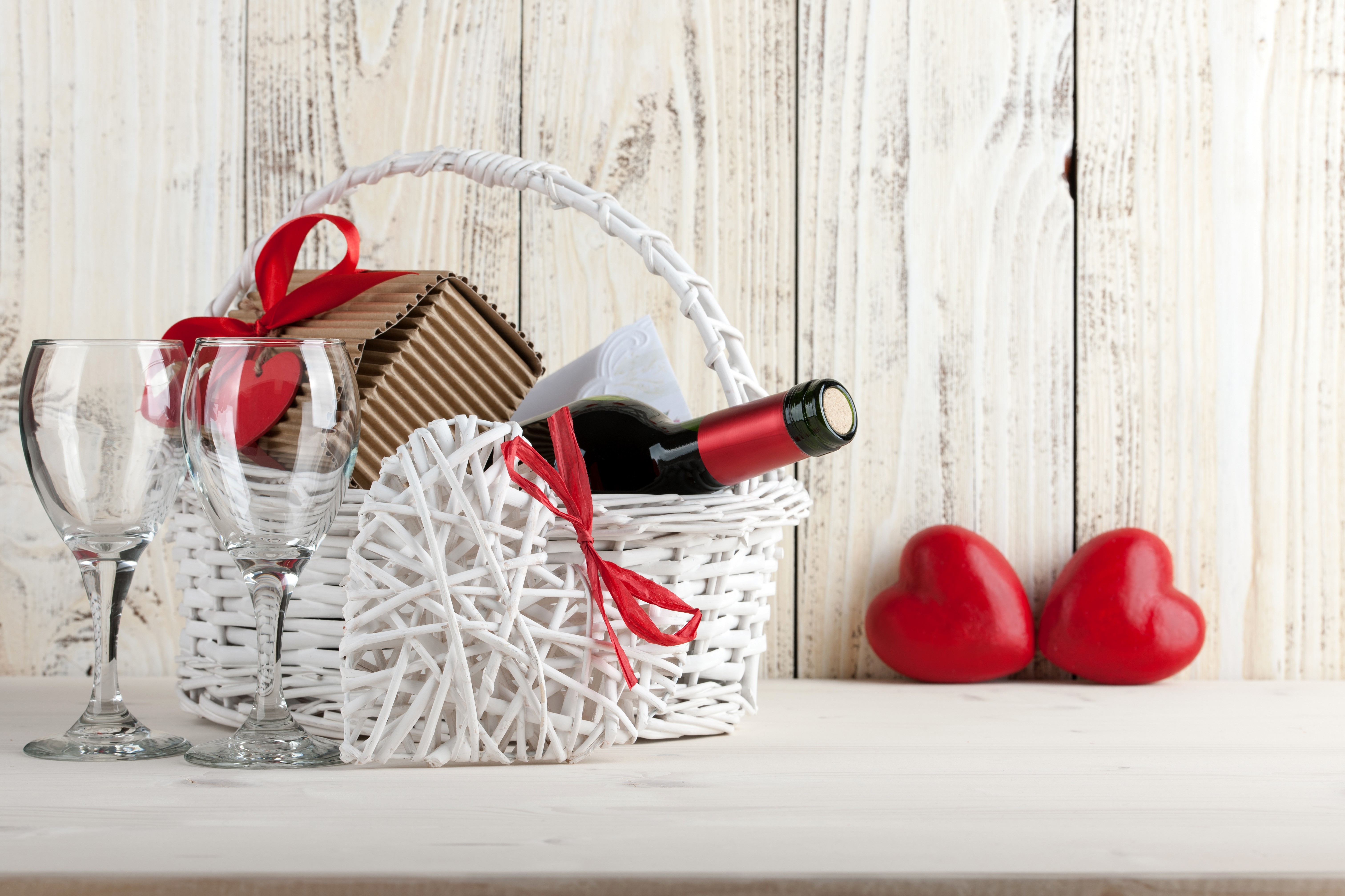 Valentine's Day wine basket with glasses and hearts HD Wallpaper