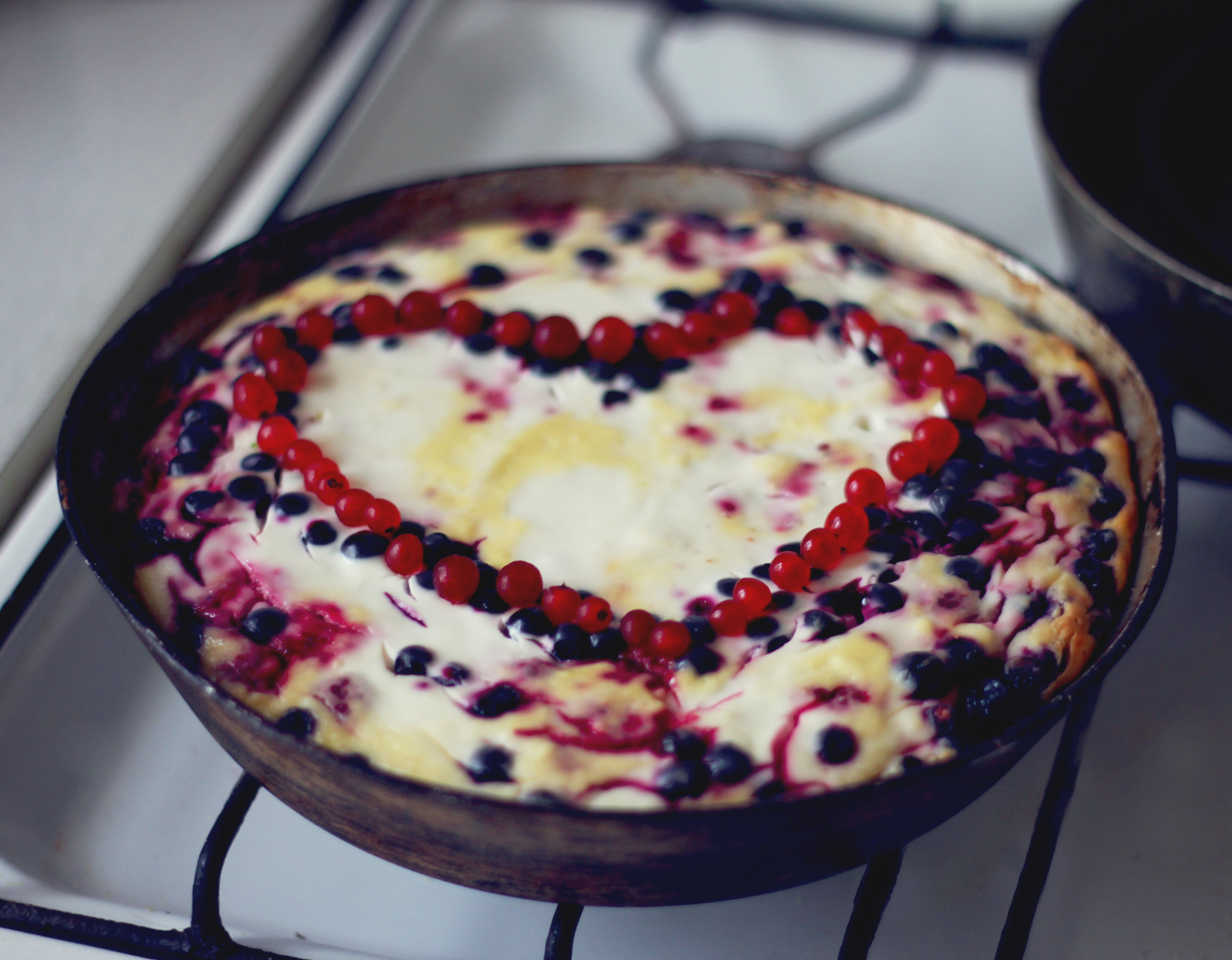 Pie with Currants in a Heart Shape HD Wallpaper