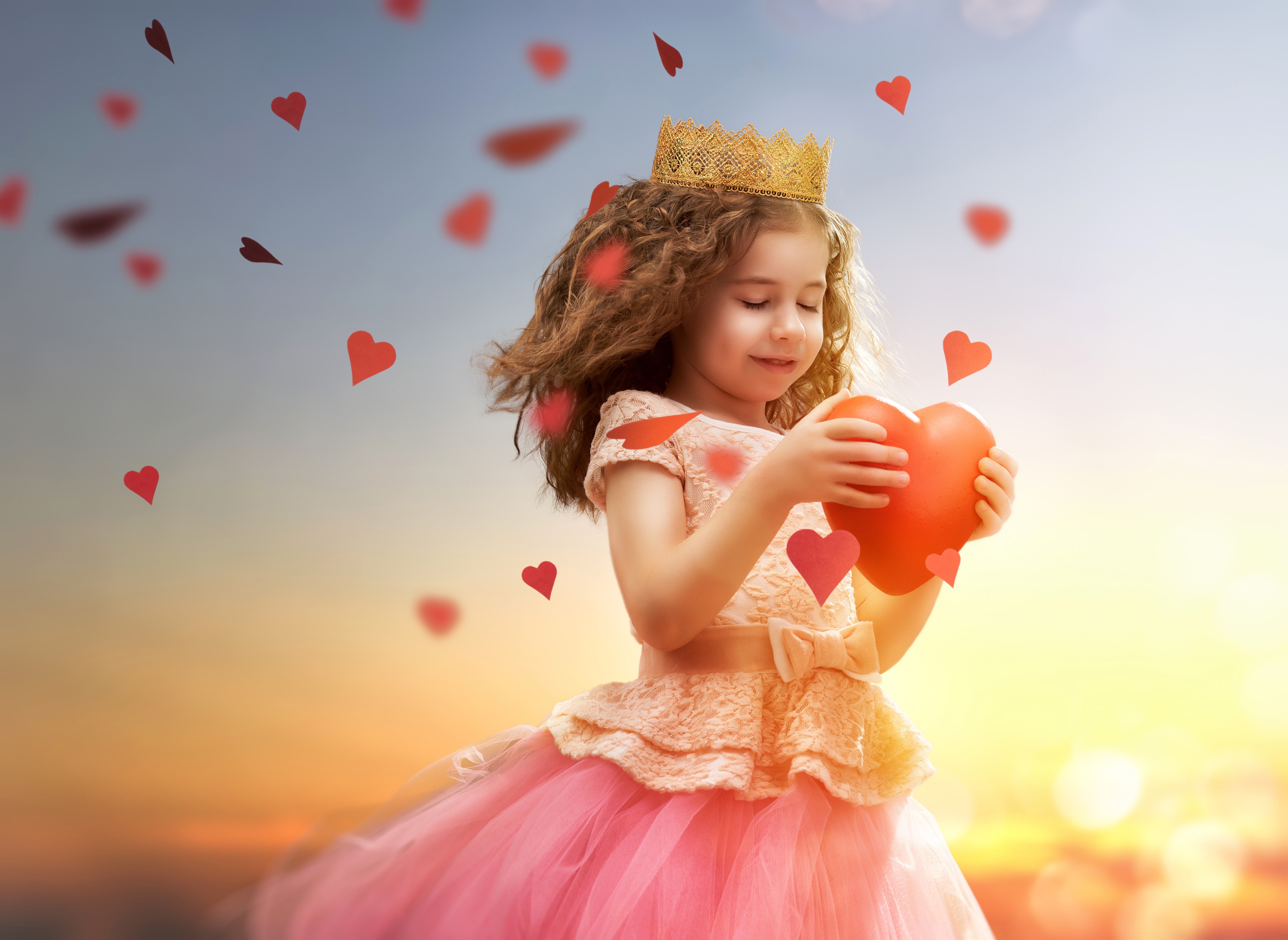 Girl in a crown and dress holding a heart HD Wallpaper