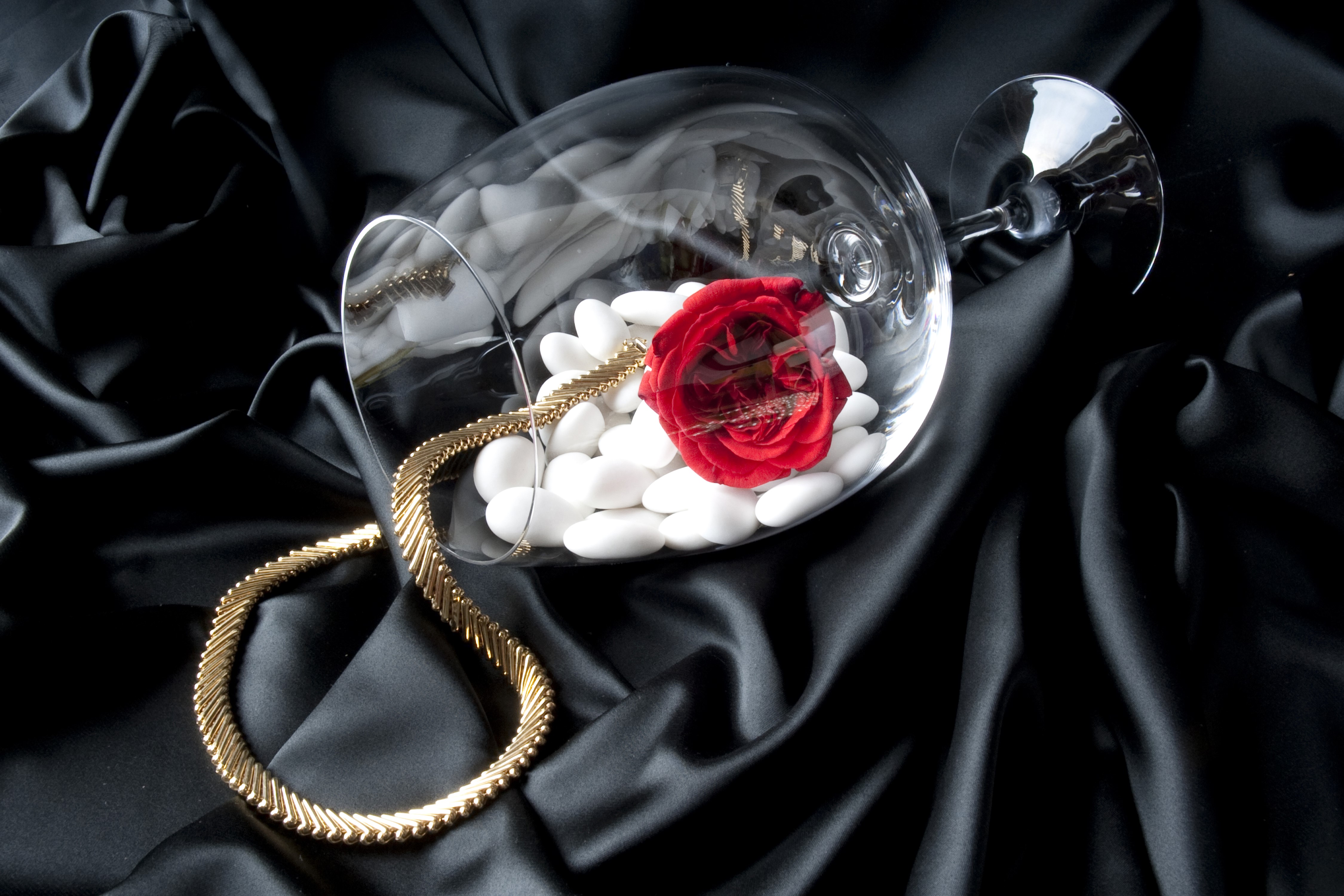 Red rose and gold necklace in a wine glass HD Wallpaper