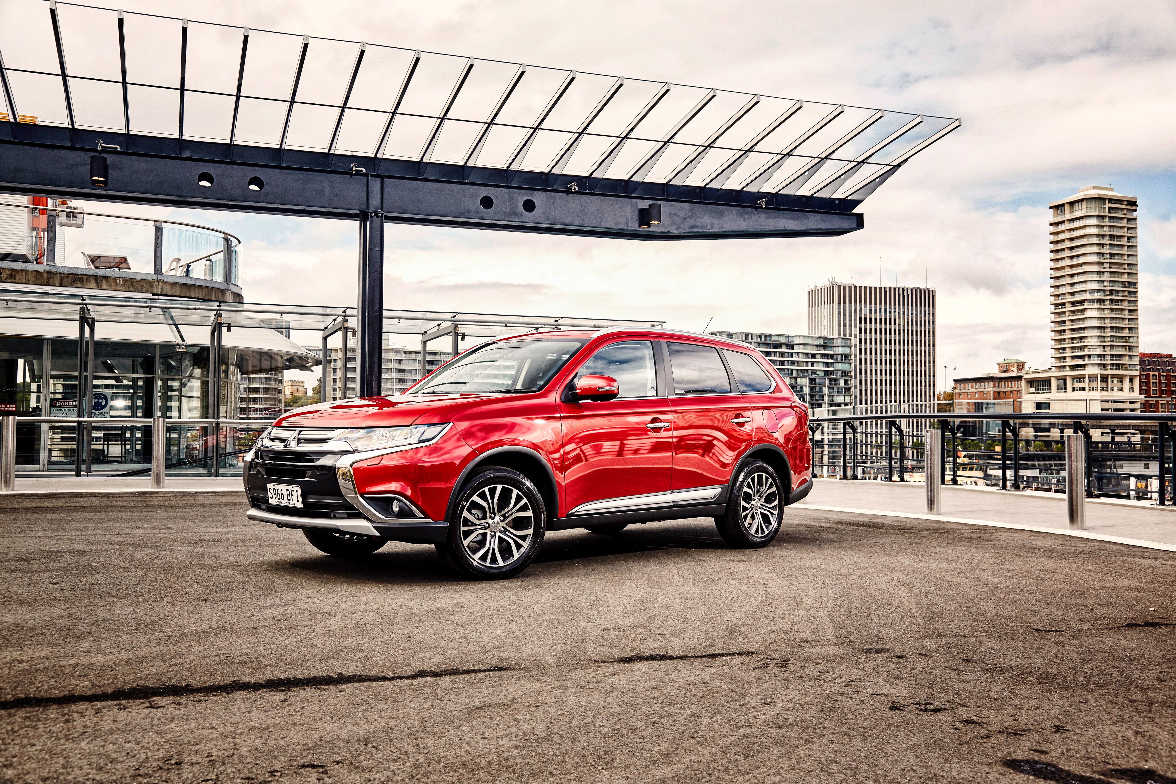 Red 2015 Mitsubishi Outlander AU-spec HD Wallpaper