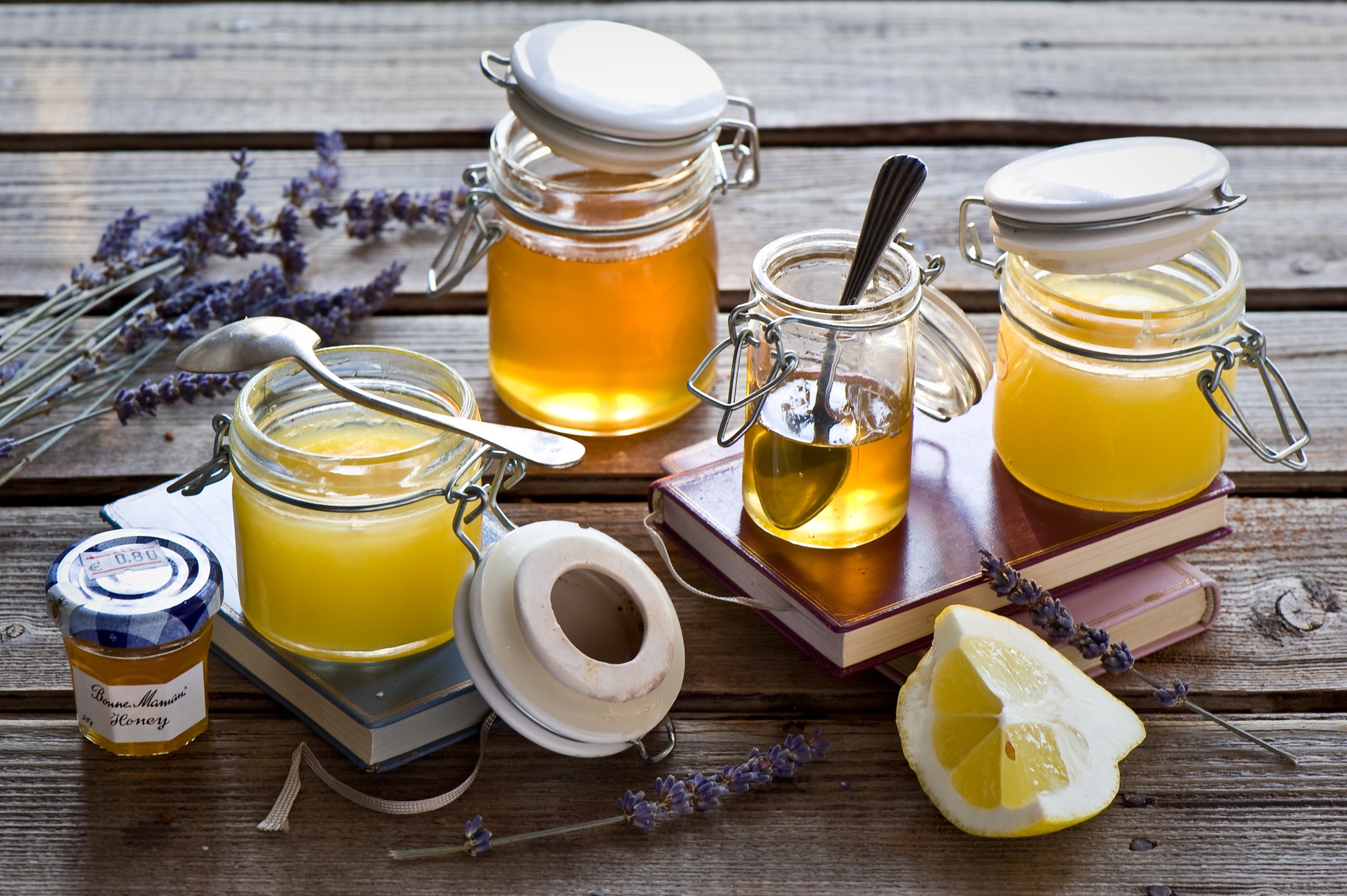 Jars of honey with lavender and lemon HD Wallpaper
