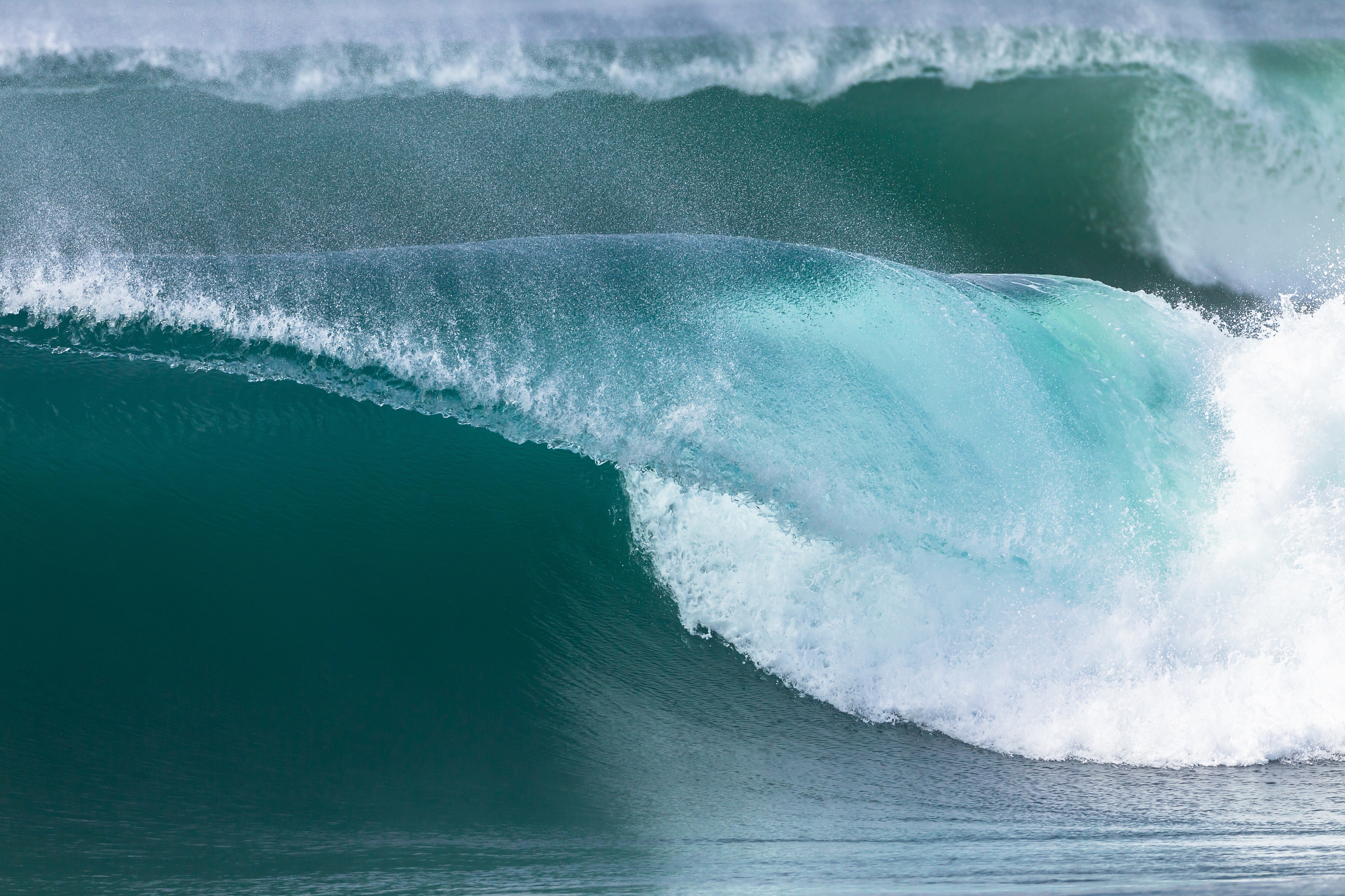 Waves crashing in the ocean HD Wallpaper