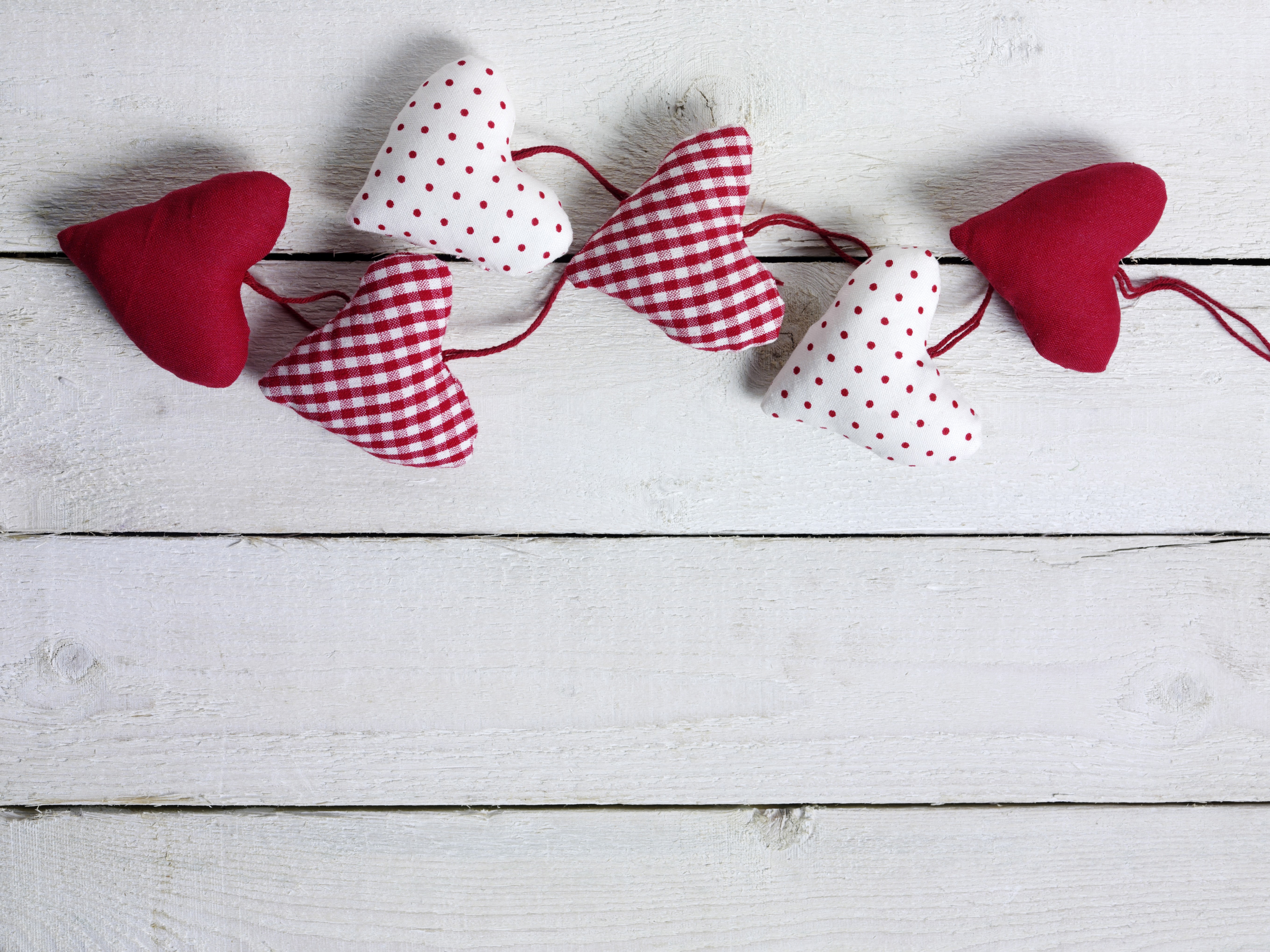Valentine's Day Heart Garland on Wood Planks HD Wallpaper