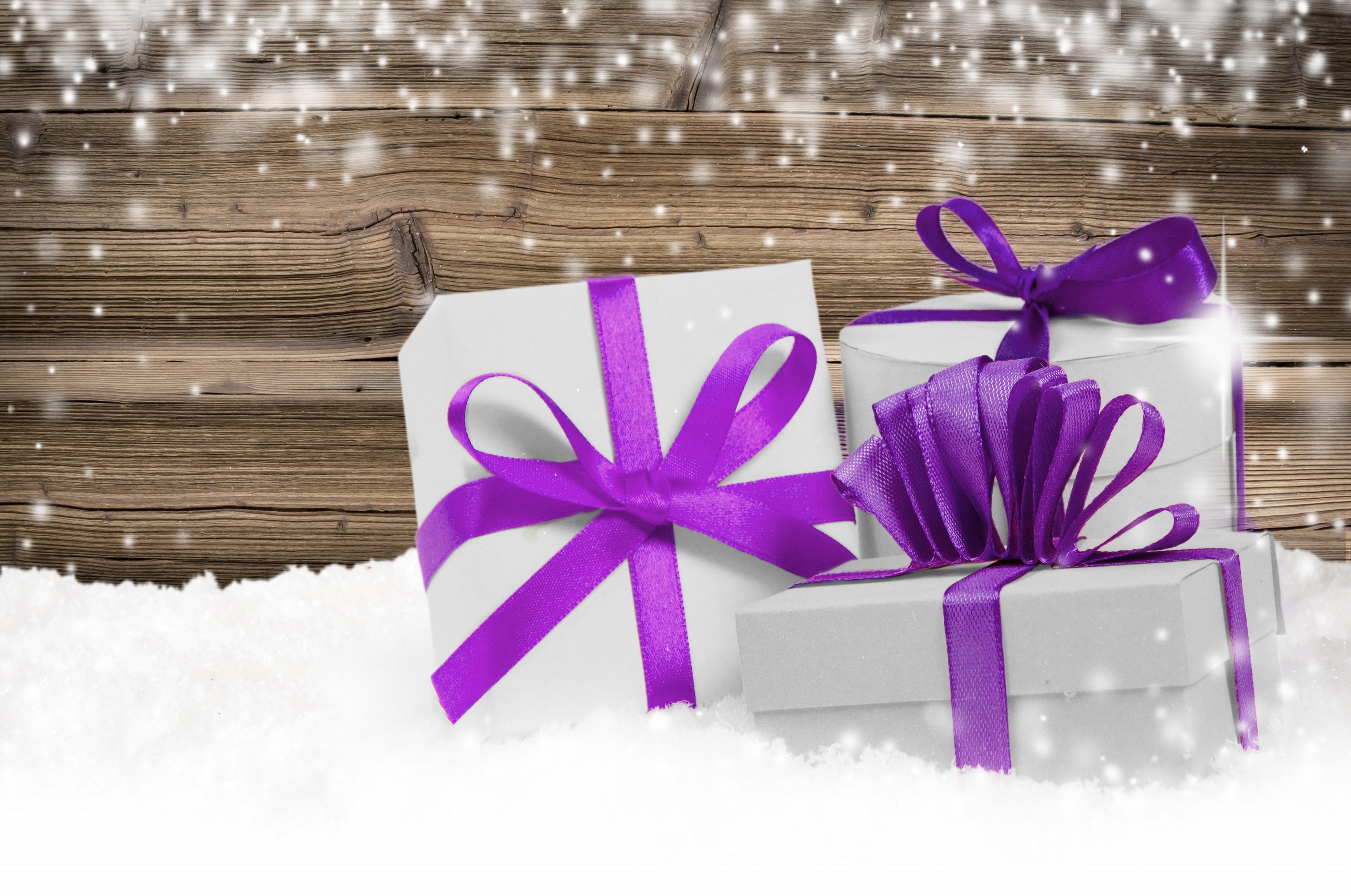 Gifts with purple bows in snow HD Wallpaper