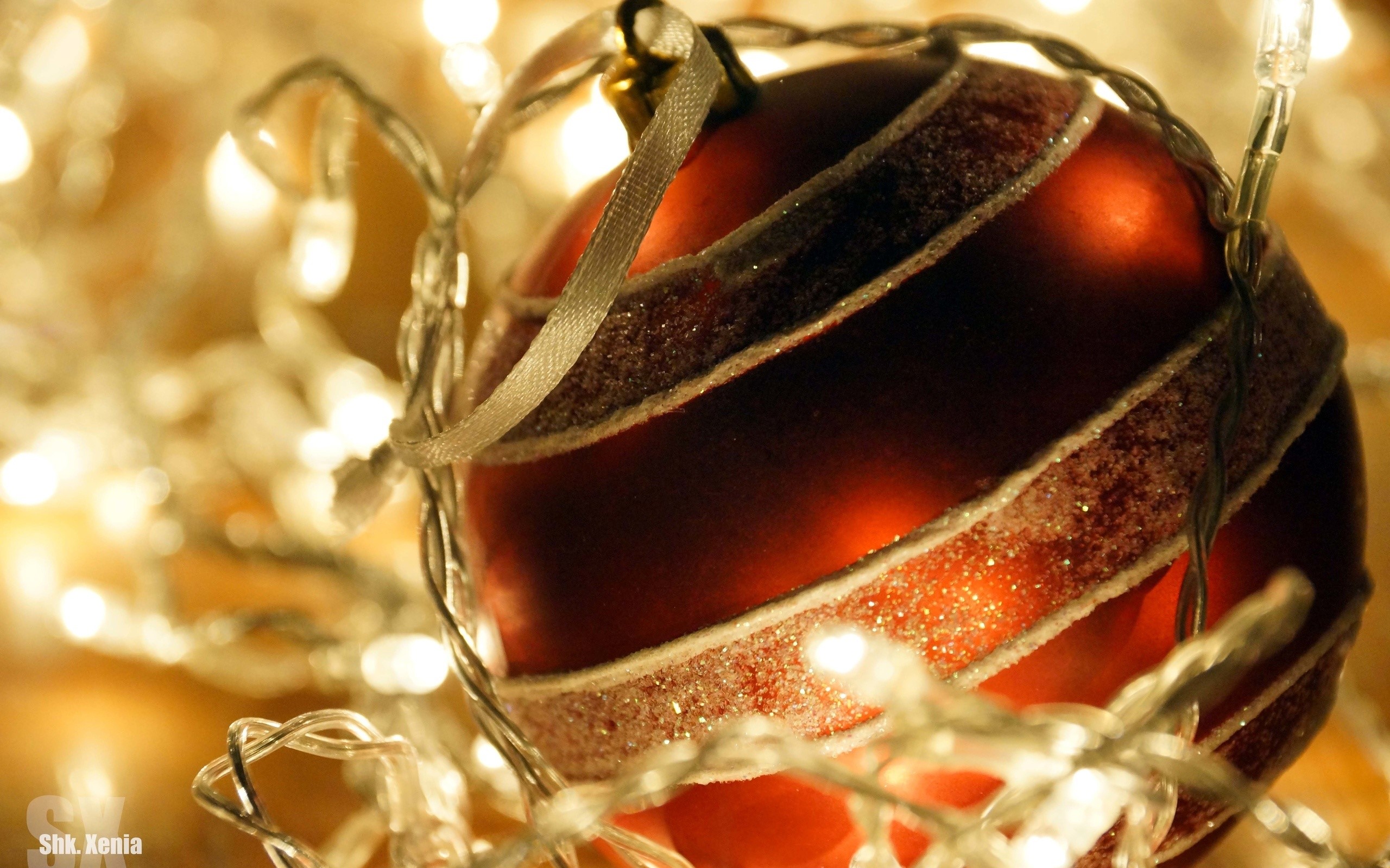 Christmas ornament with fairy lights HD Wallpaper