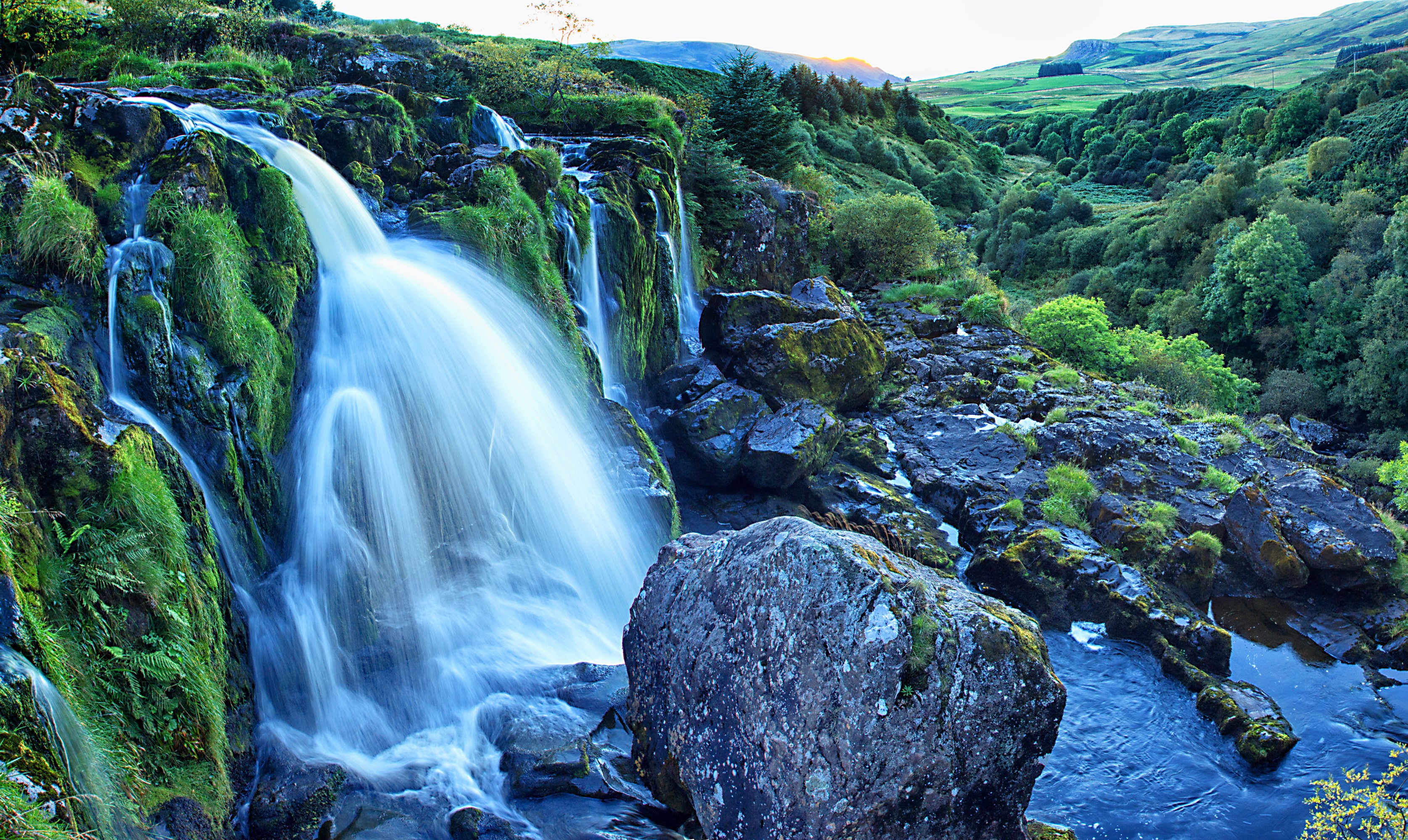 Loup of Fintry Waterfall in Scotland HD Wallpaper