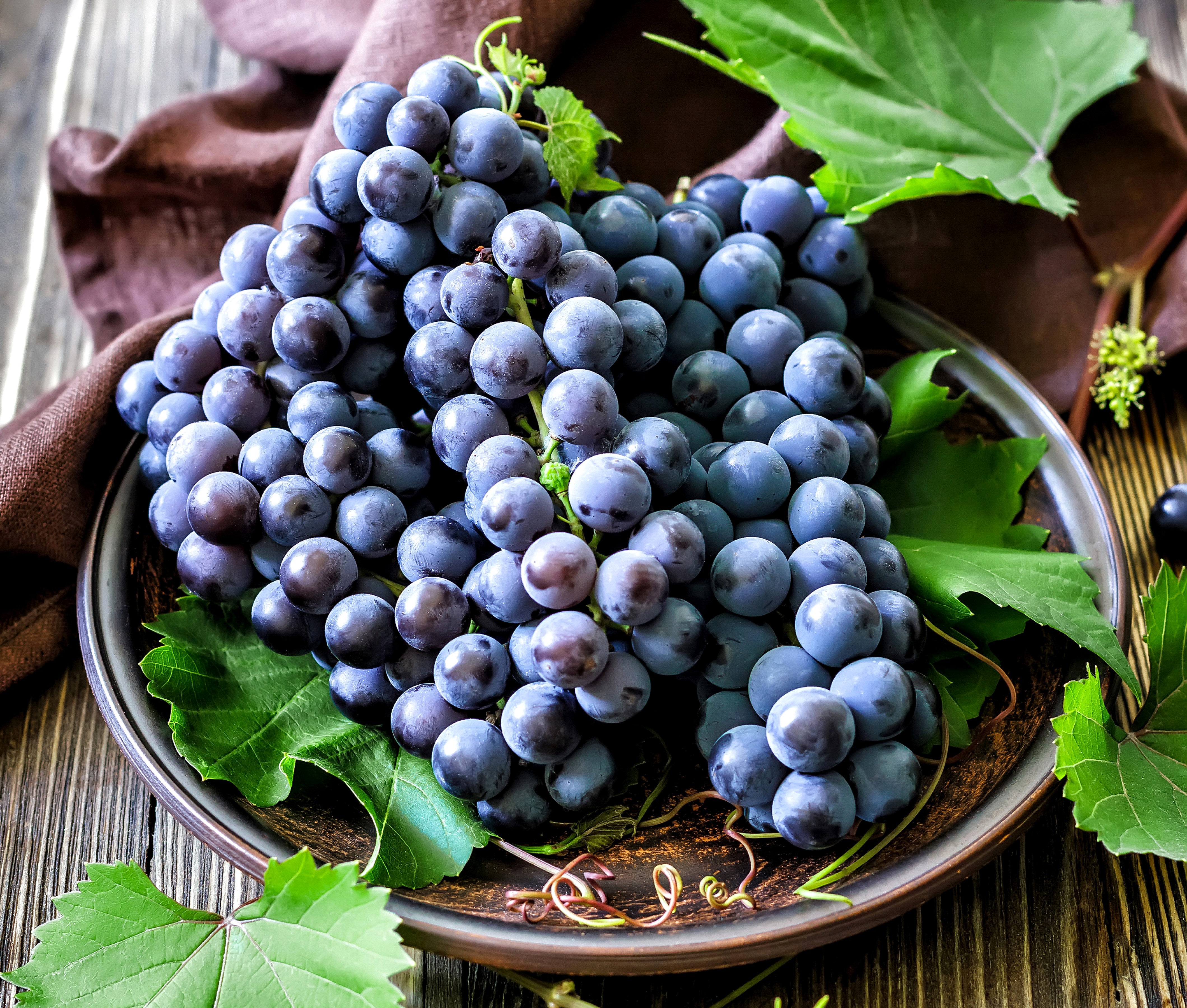 Grapes on a plate HD Wallpaper