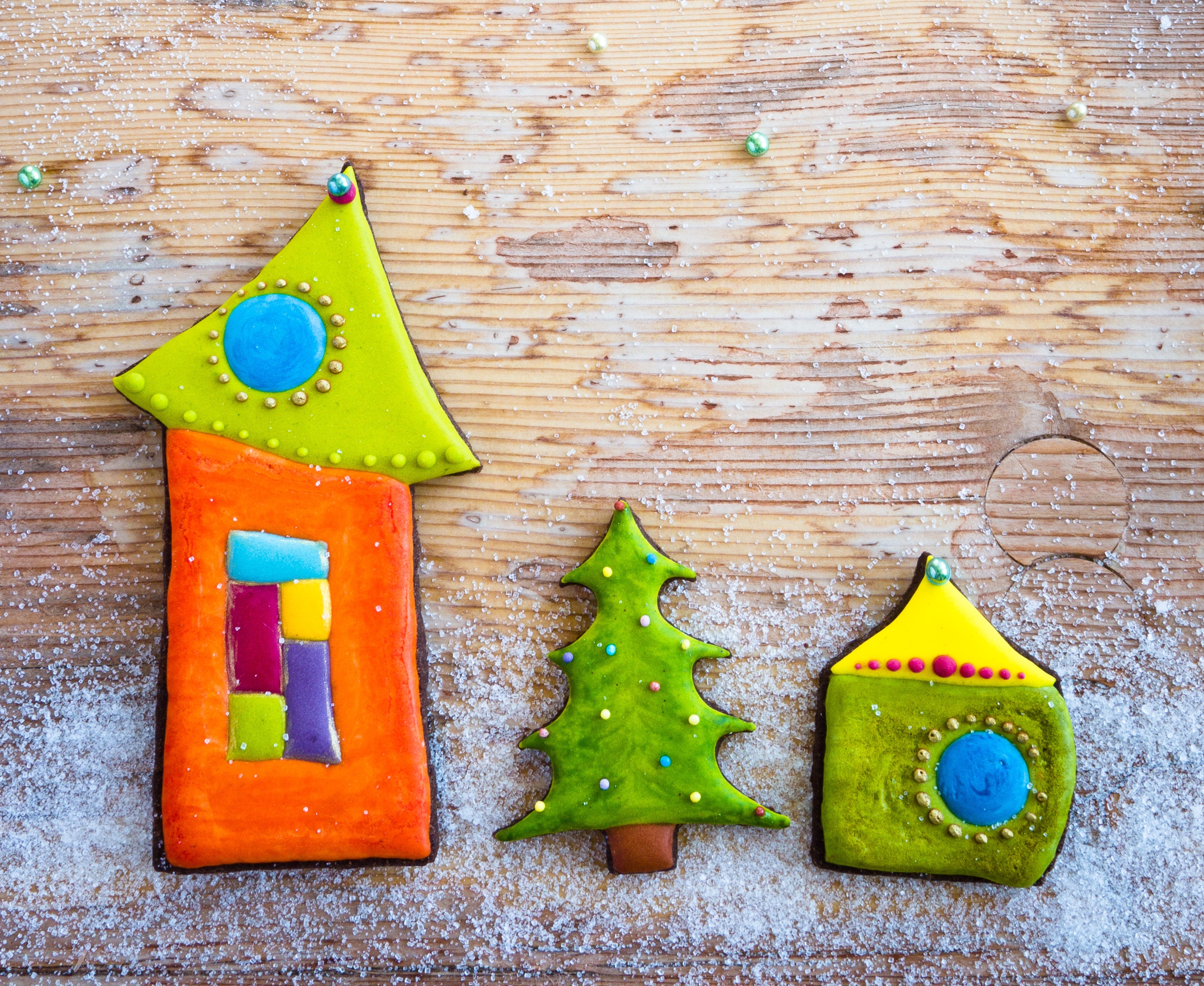 Christmas gingerbread cookies on wooden background HD Wallpaper