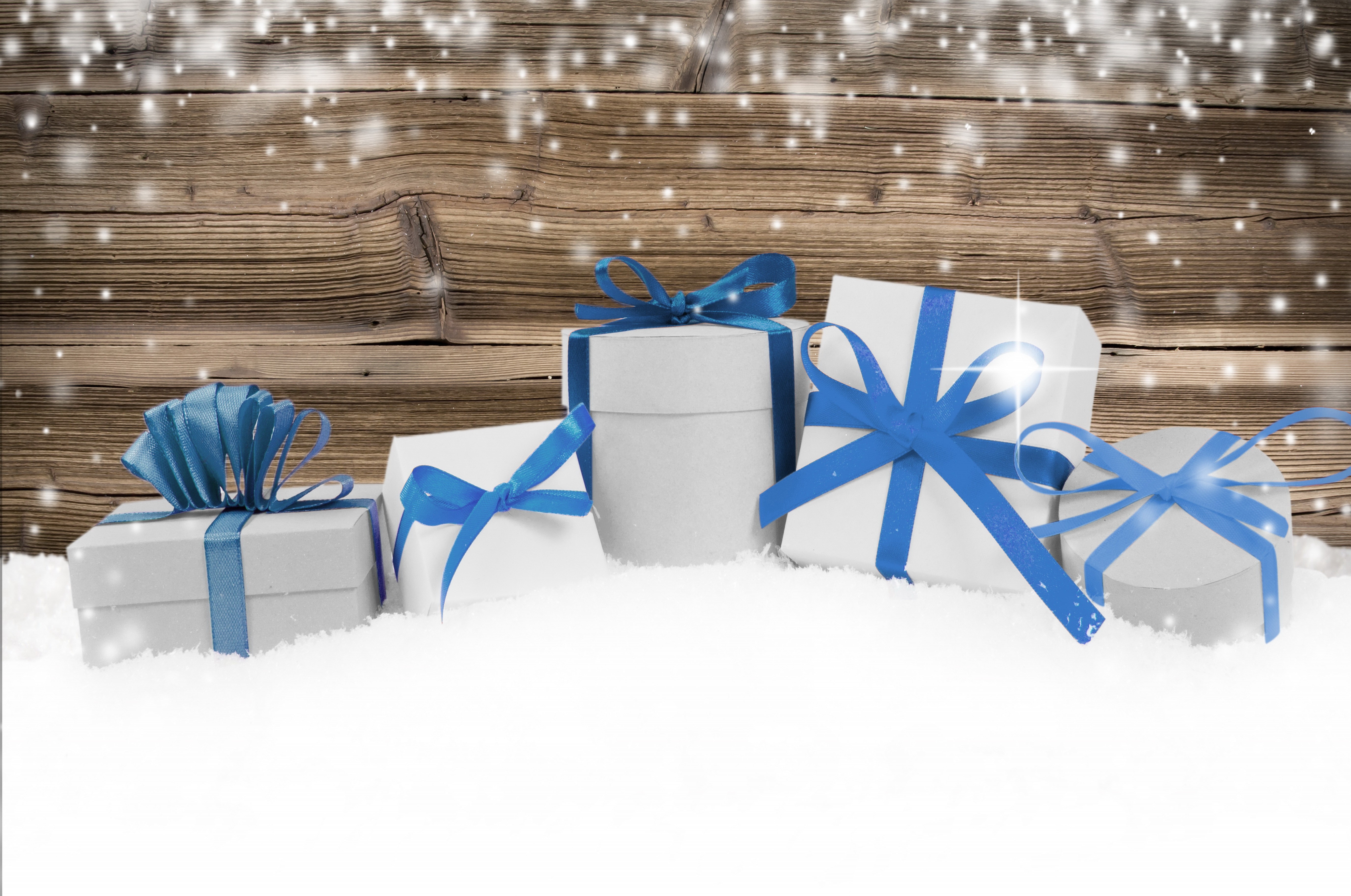 Gifts with blue bows in the snow HD Wallpaper