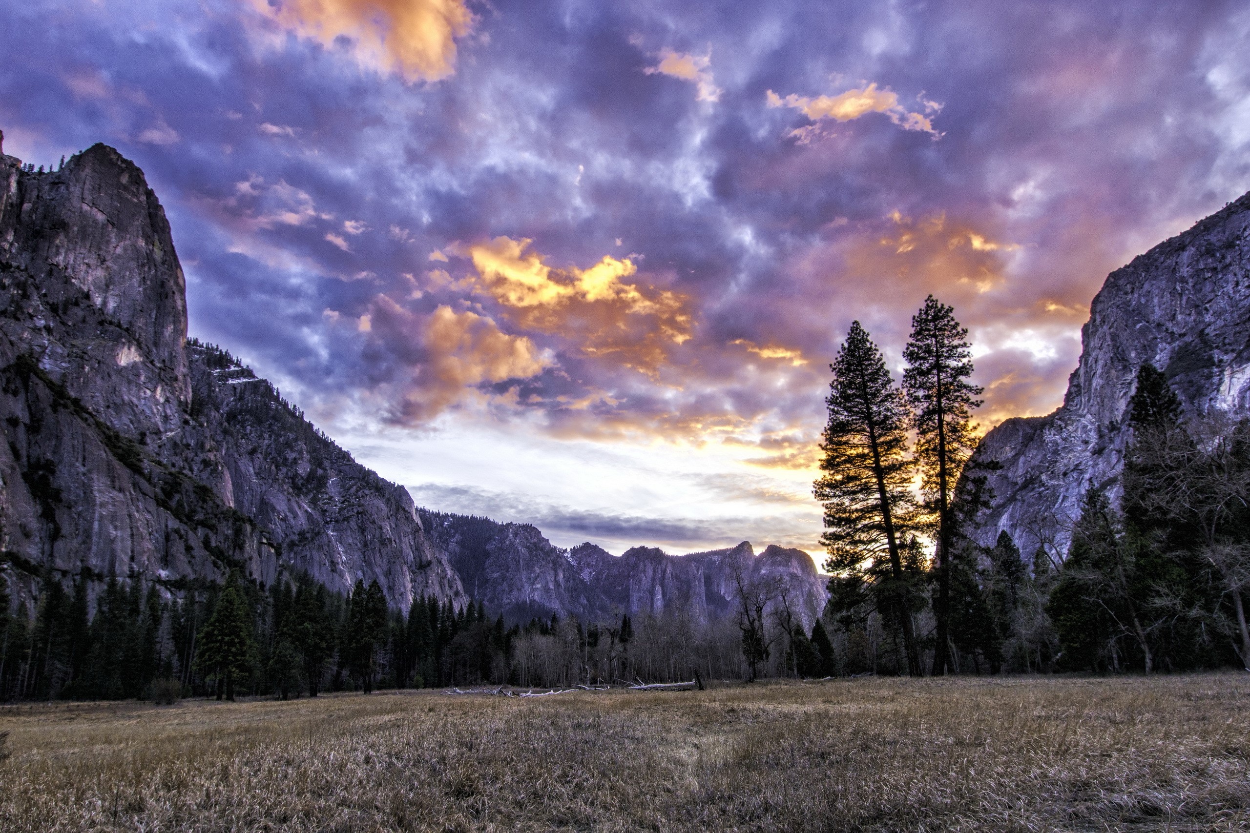 Yosemite National Park at sunset with mountains and clouds HD Wallpaper