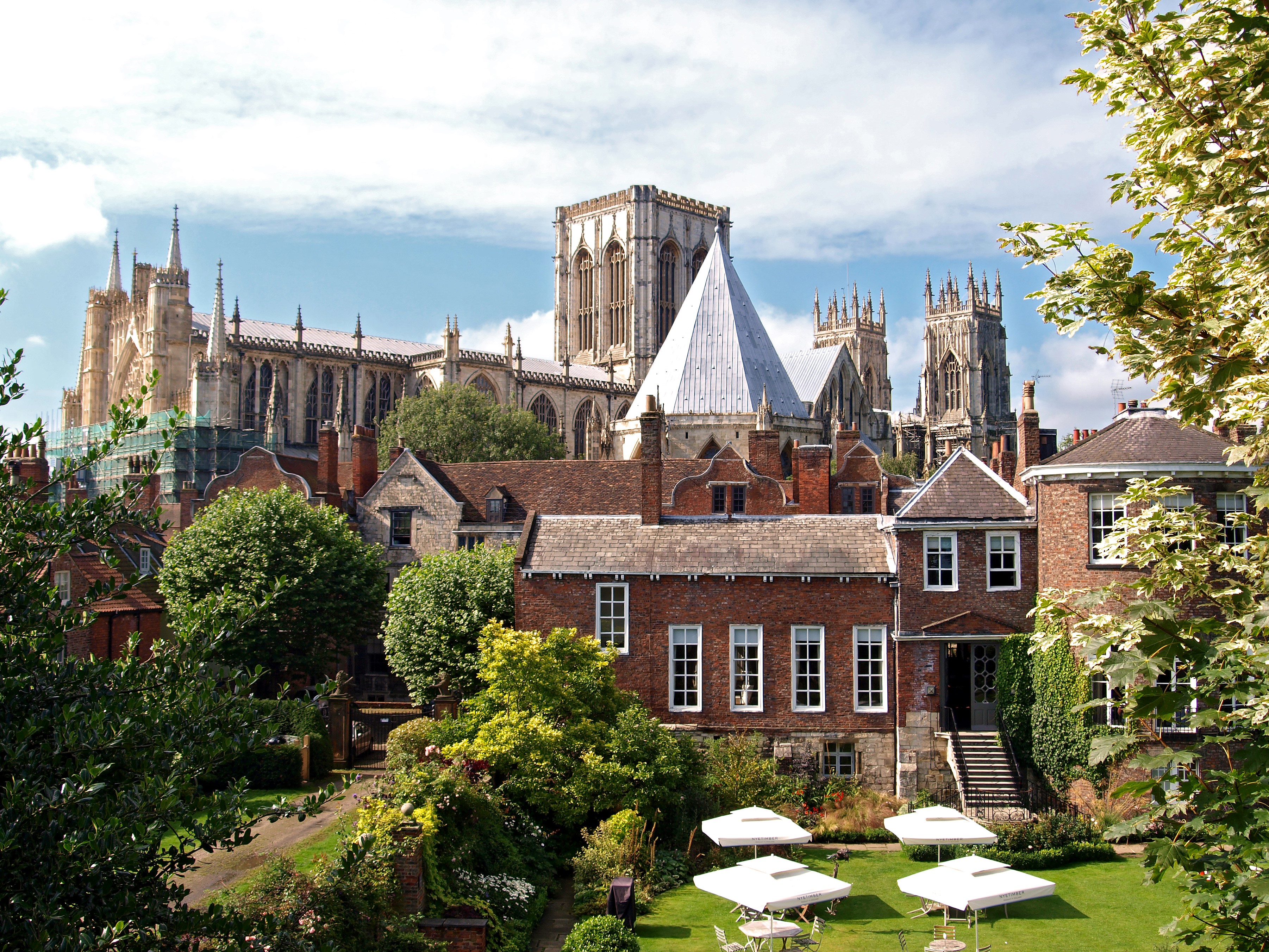 York Minster and historic houses in England HD Wallpaper