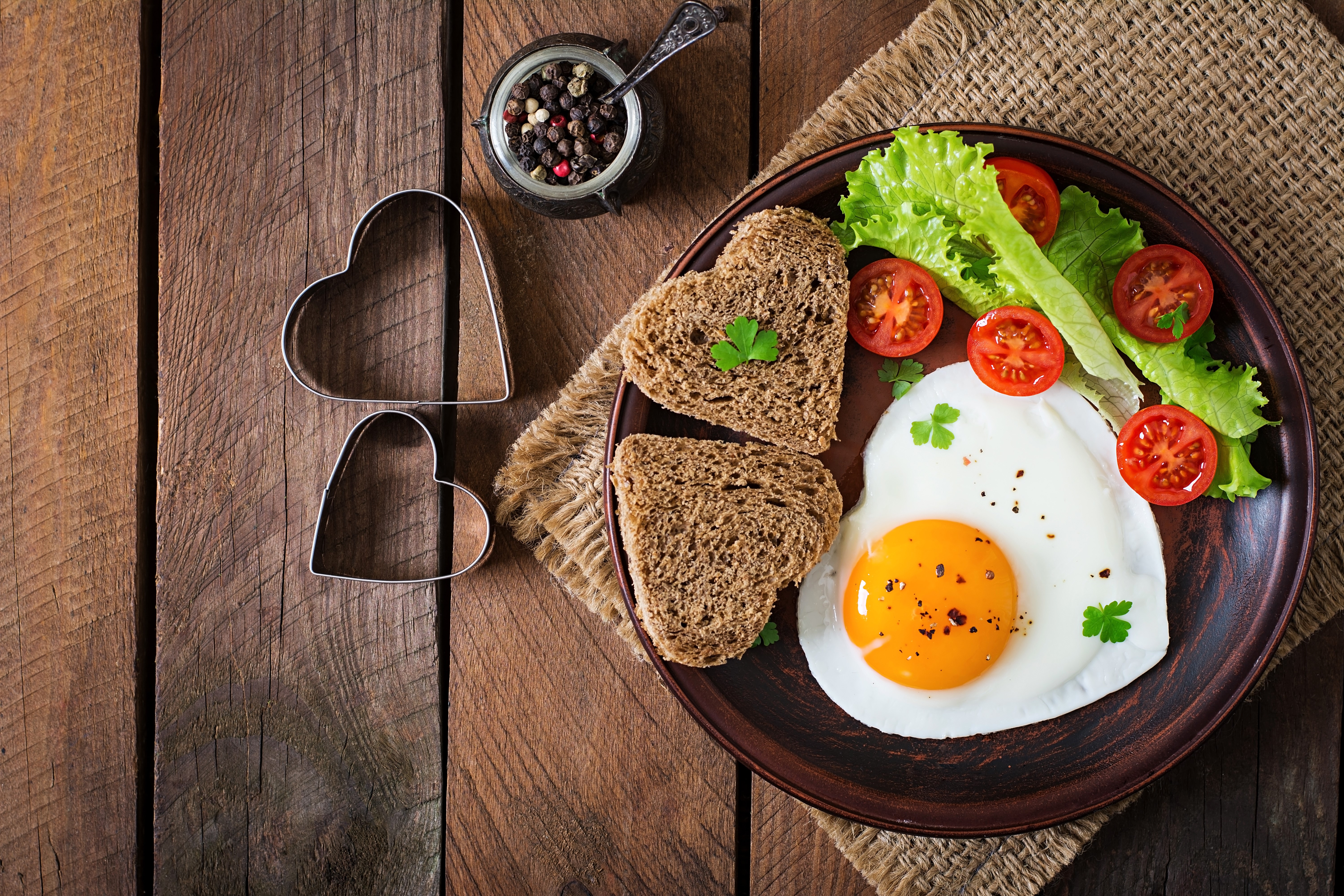 Heart-shaped fried egg breakfast with toast and tomatoes HD Wallpaper