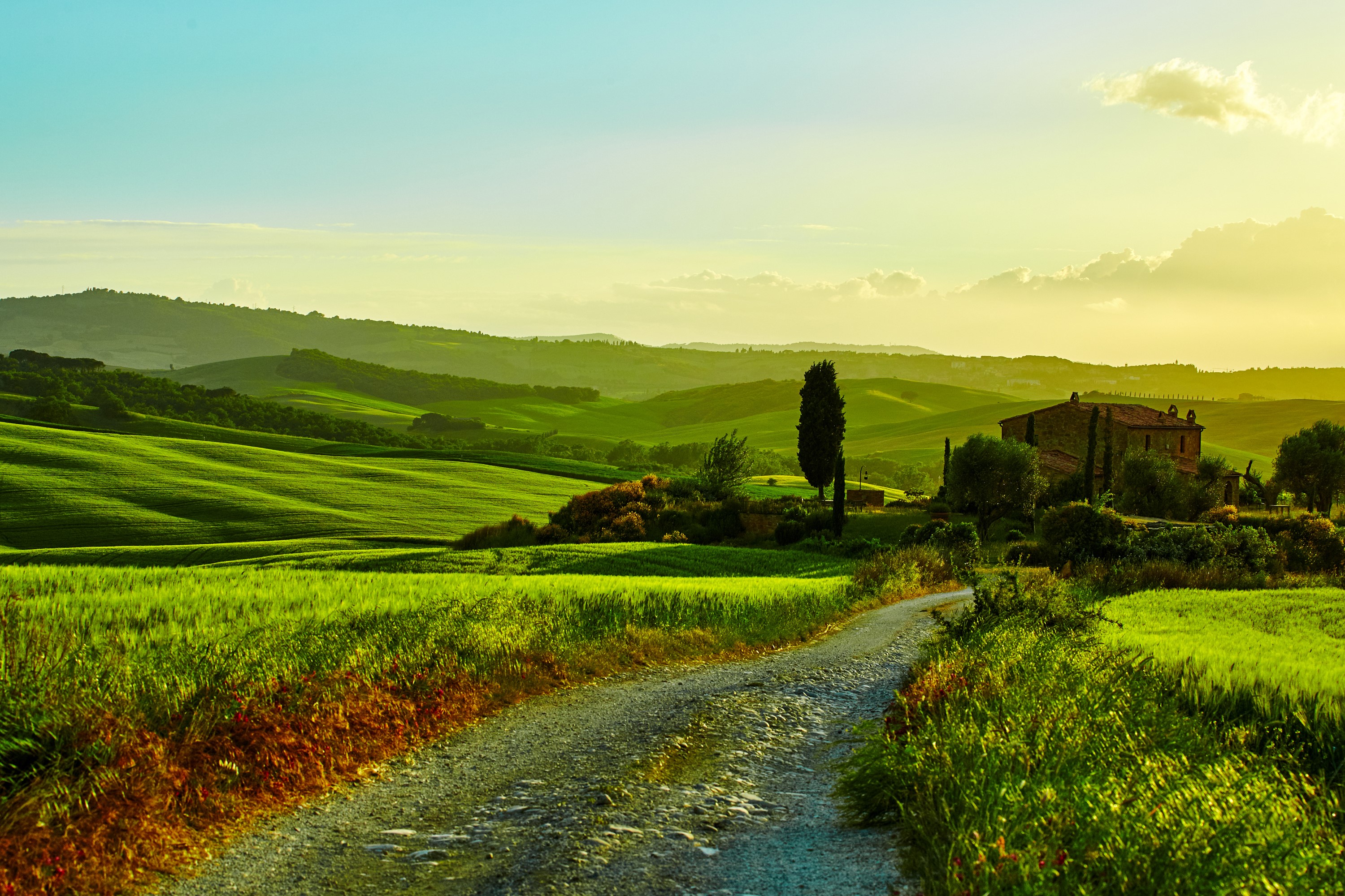 Tuscan Landscape with Rolling Hills and Farmhouse HD Wallpaper