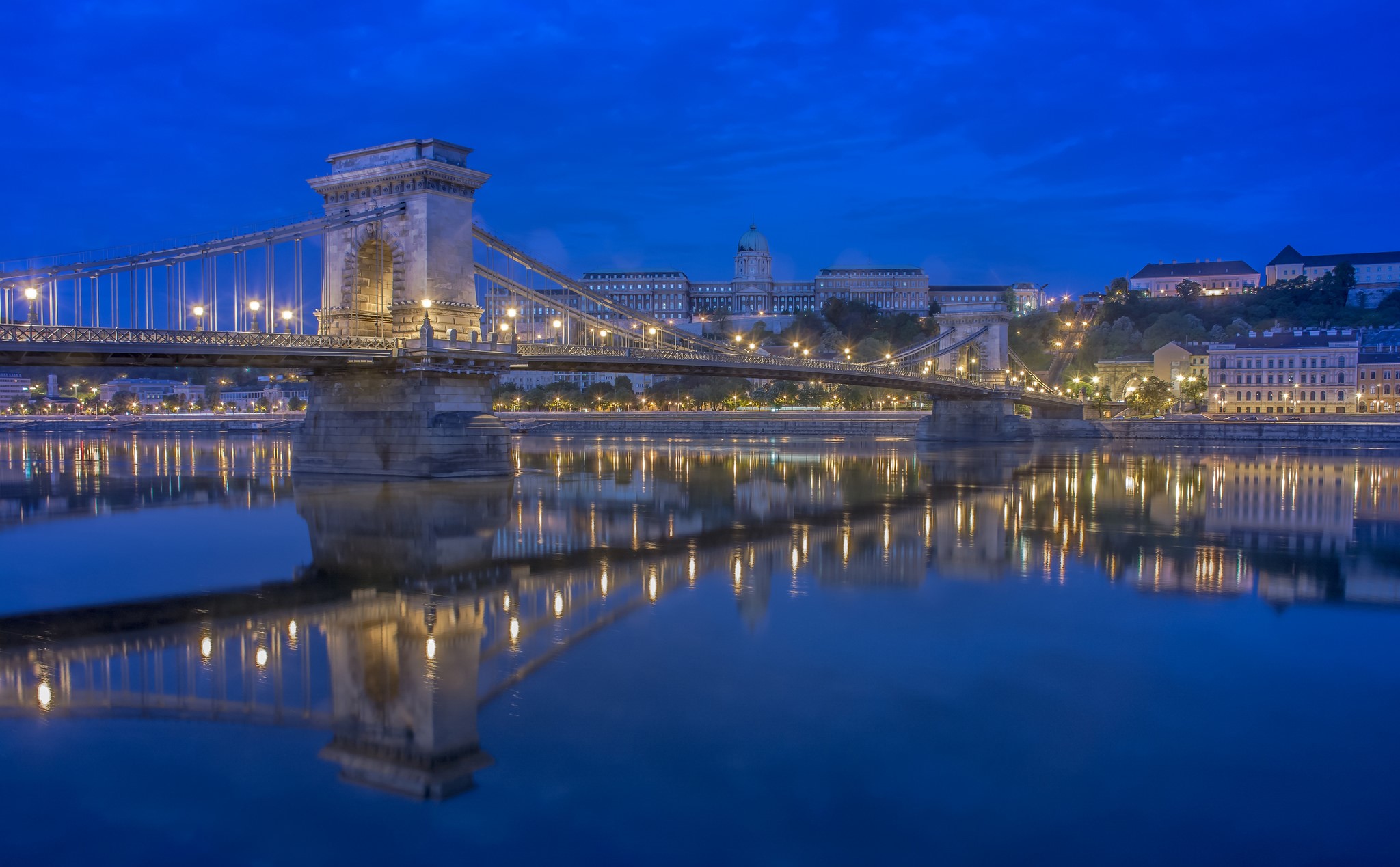 Chain Bridge over Danube River in Budapest at Night HD Wallpaper