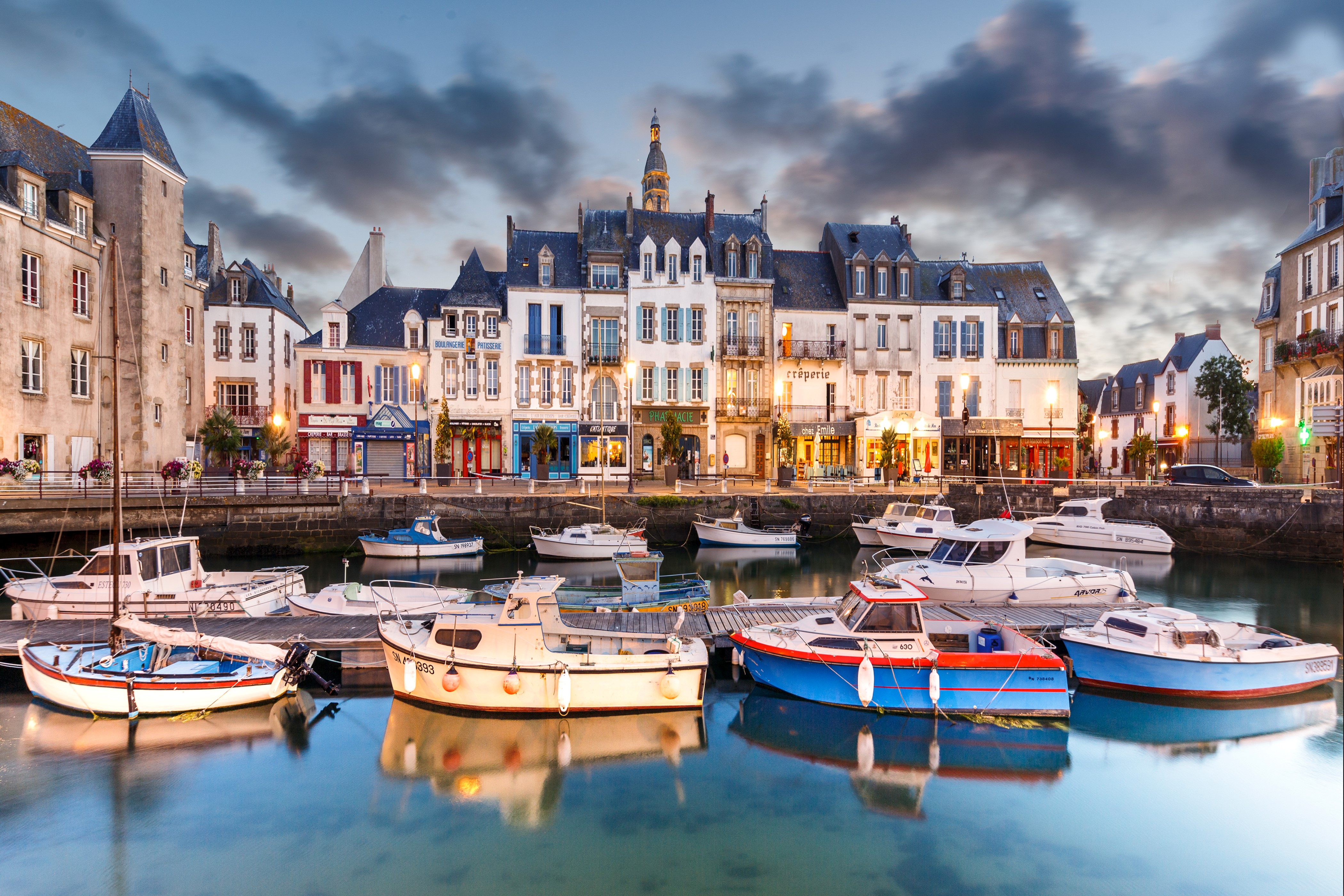 Boats in a harbor in Le Croisic, France HD Wallpaper