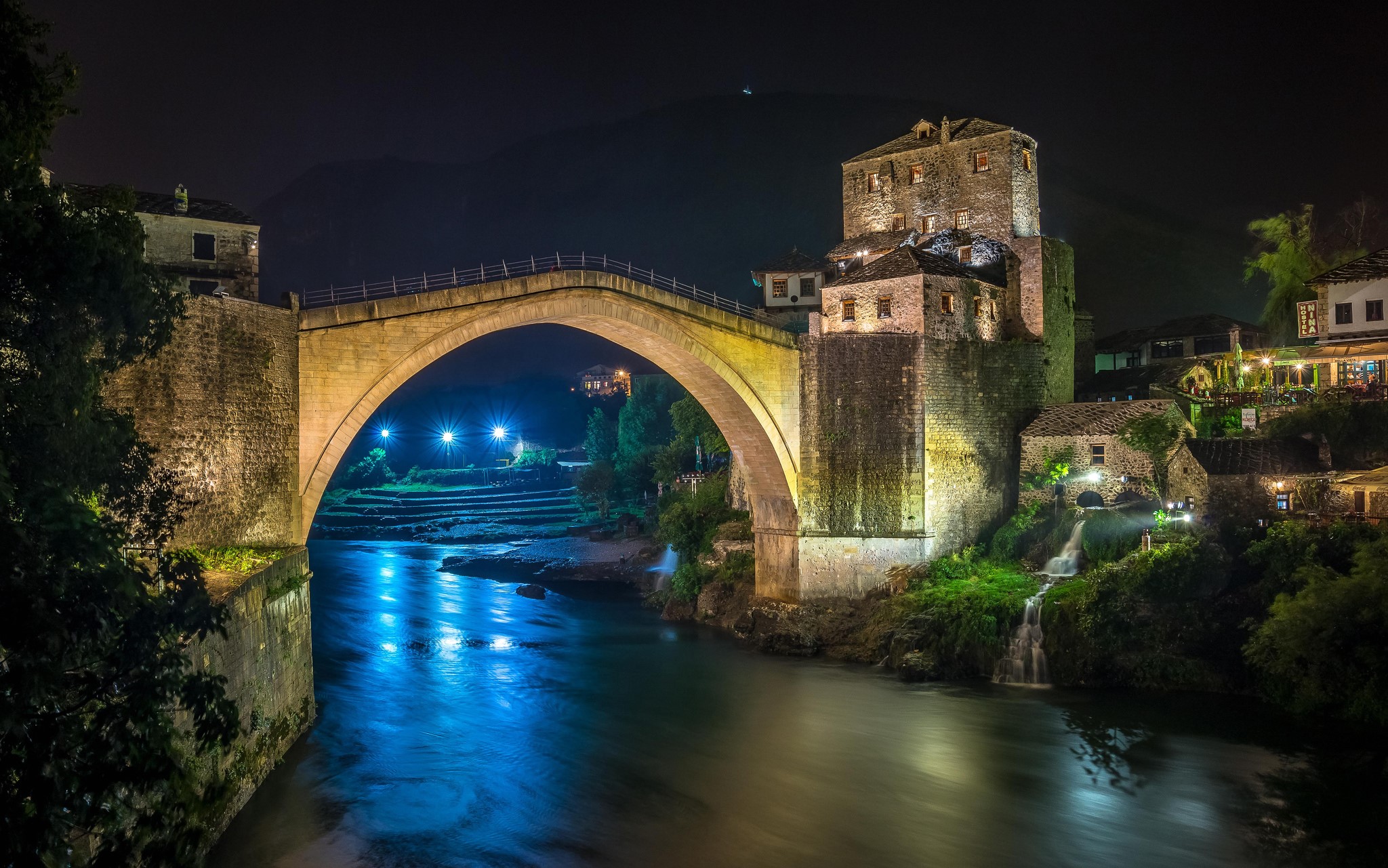 Stari Most bridge in Mostar at night HD Wallpaper