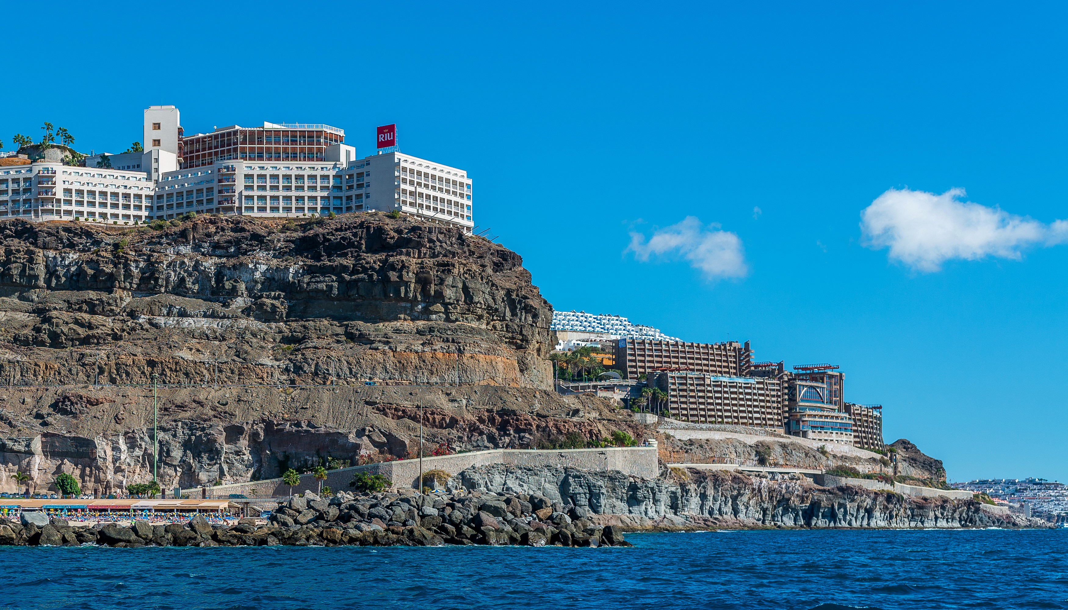Hotels on a cliff overlooking the sea in Puerto Rico, Gran Canaria HD Wallpaper
