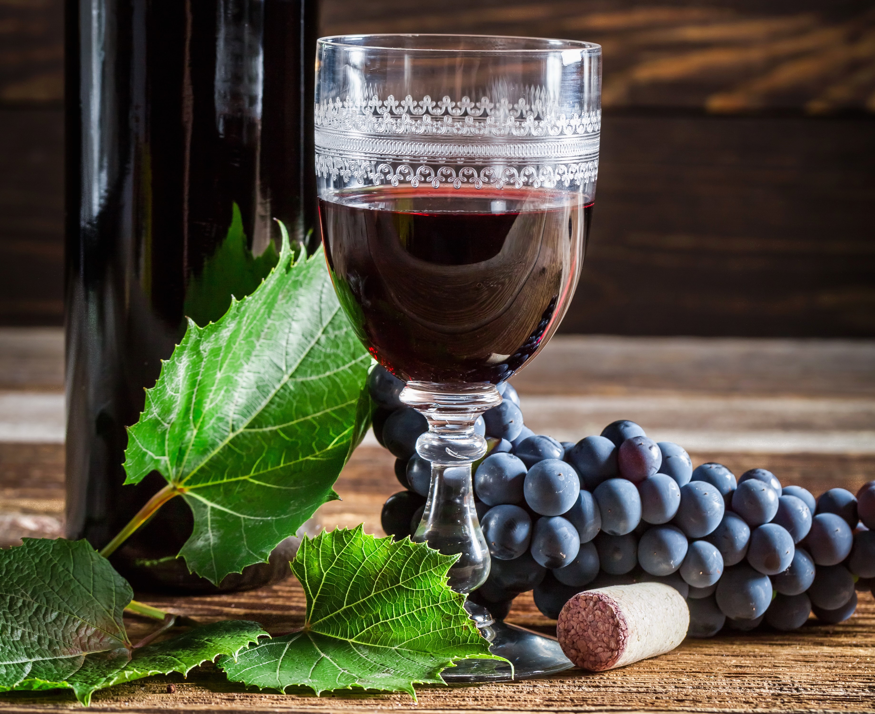 Red wine in a glass with grapes and a bottle HD Wallpaper