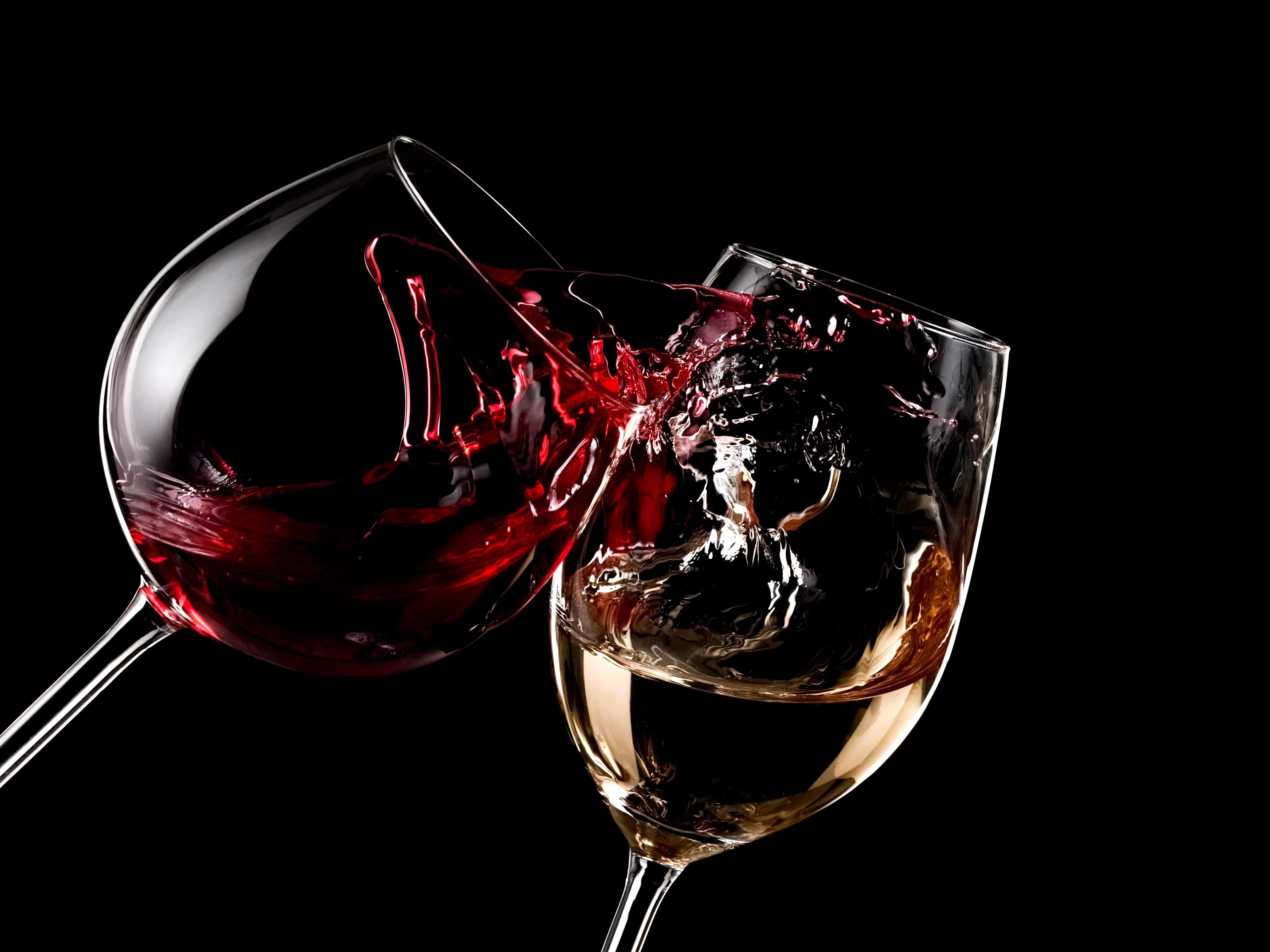 Red and white wine splashing in glasses HD Wallpaper