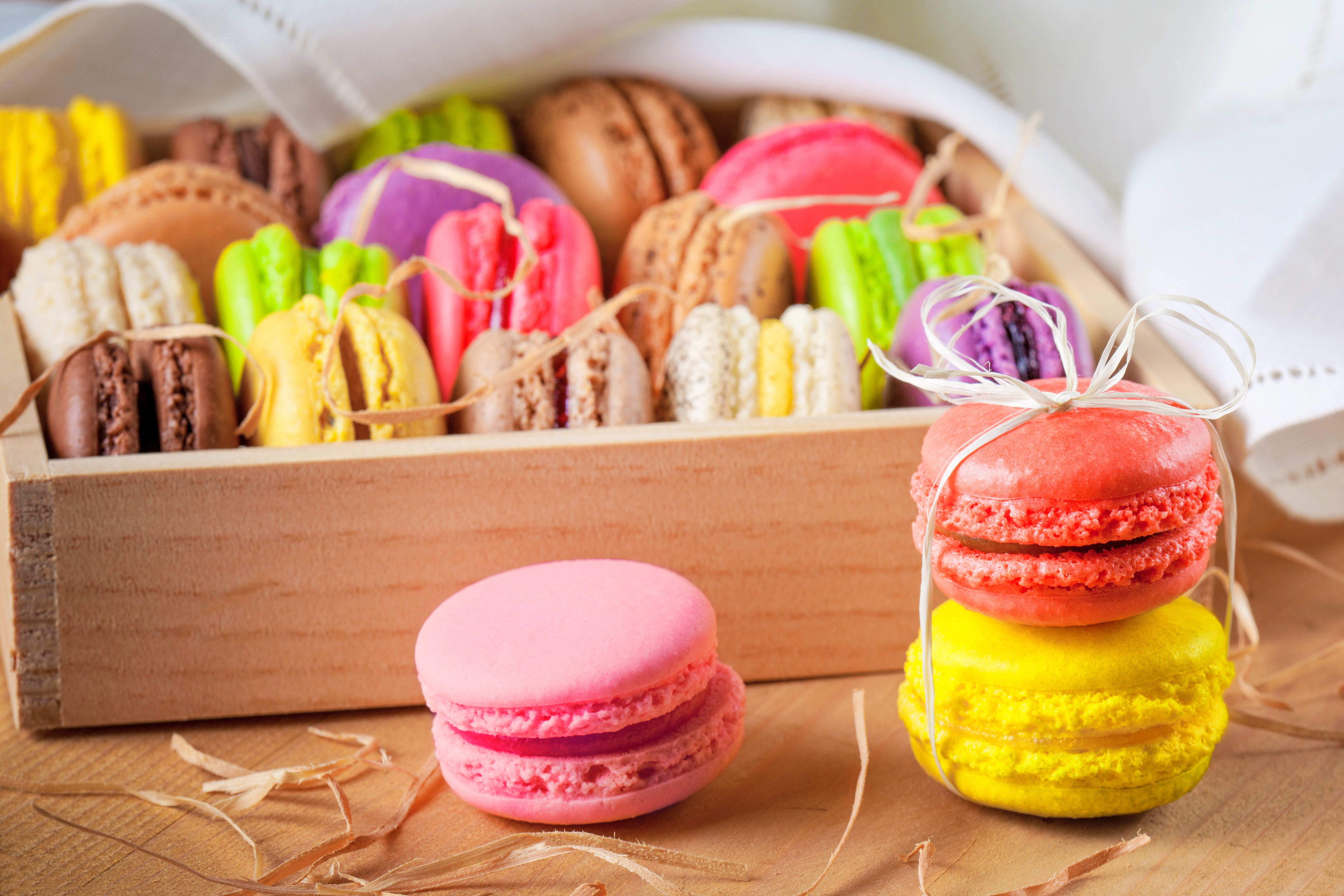 Box of colorful macarons HD Wallpaper