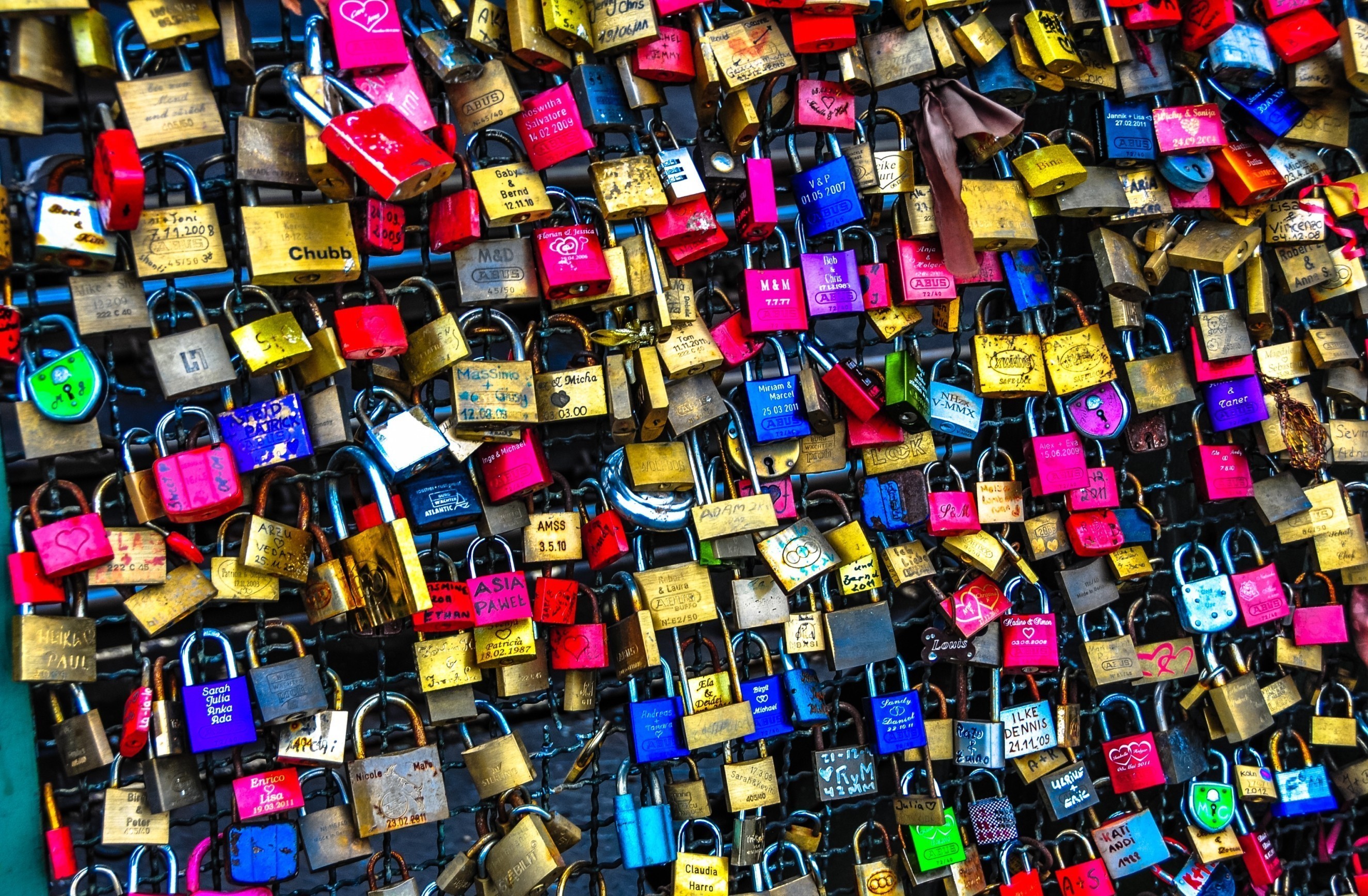 Wall of colorful love padlocks HD Wallpaper
