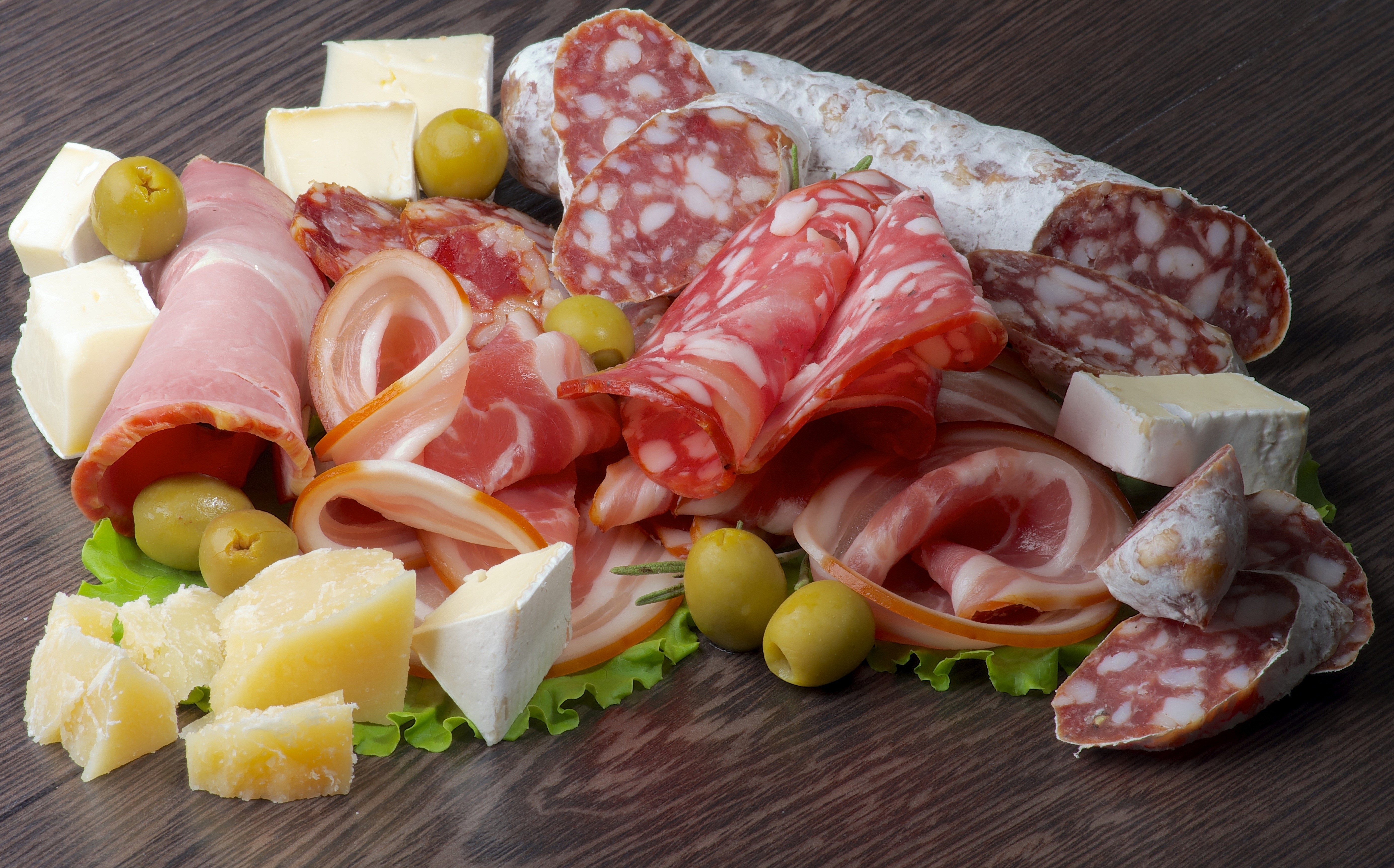 Sausage and cheese platter with olives HD Wallpaper