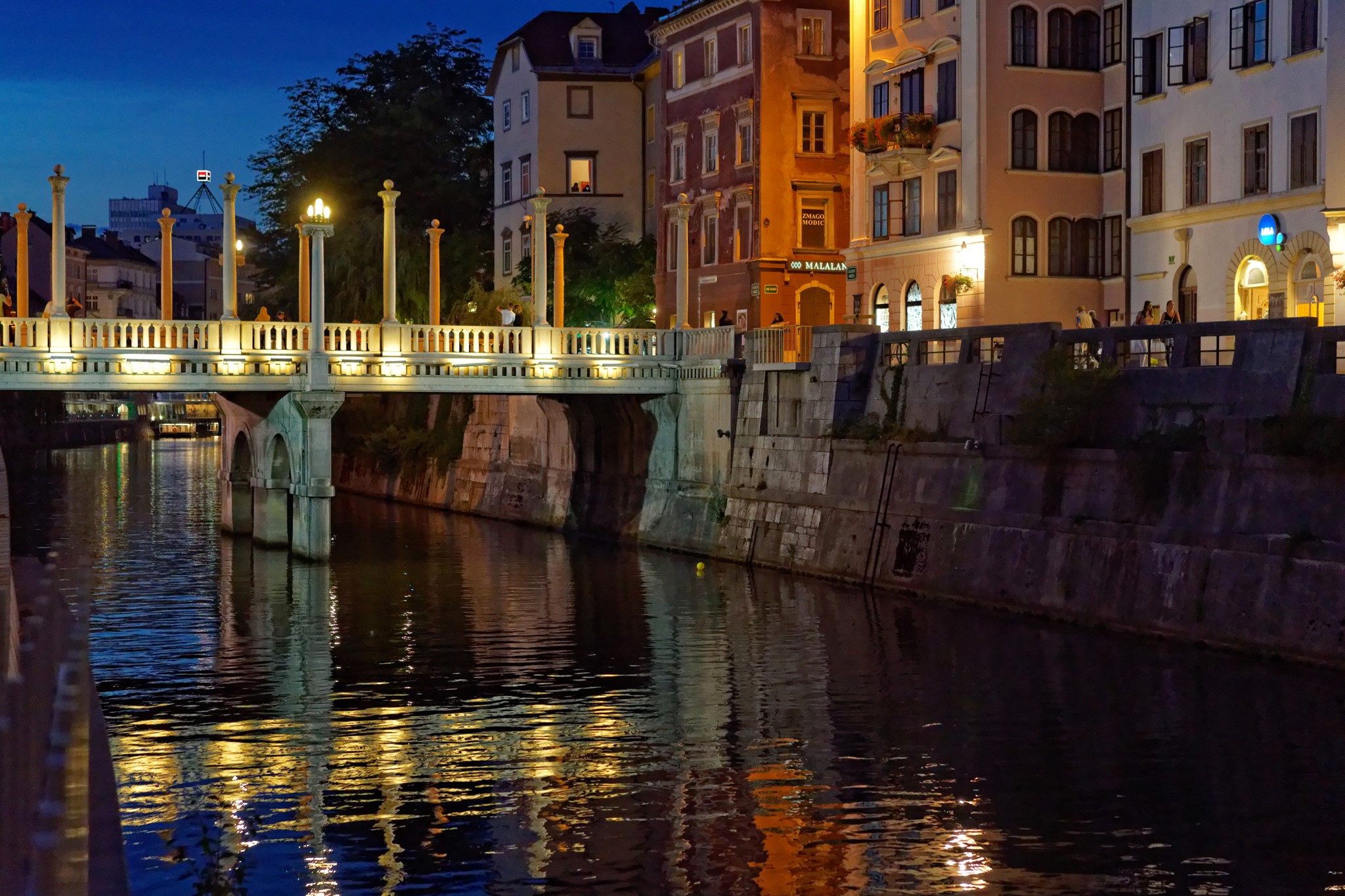 Tromostovje Bridge over Ljubljanica River at Night HD Wallpaper