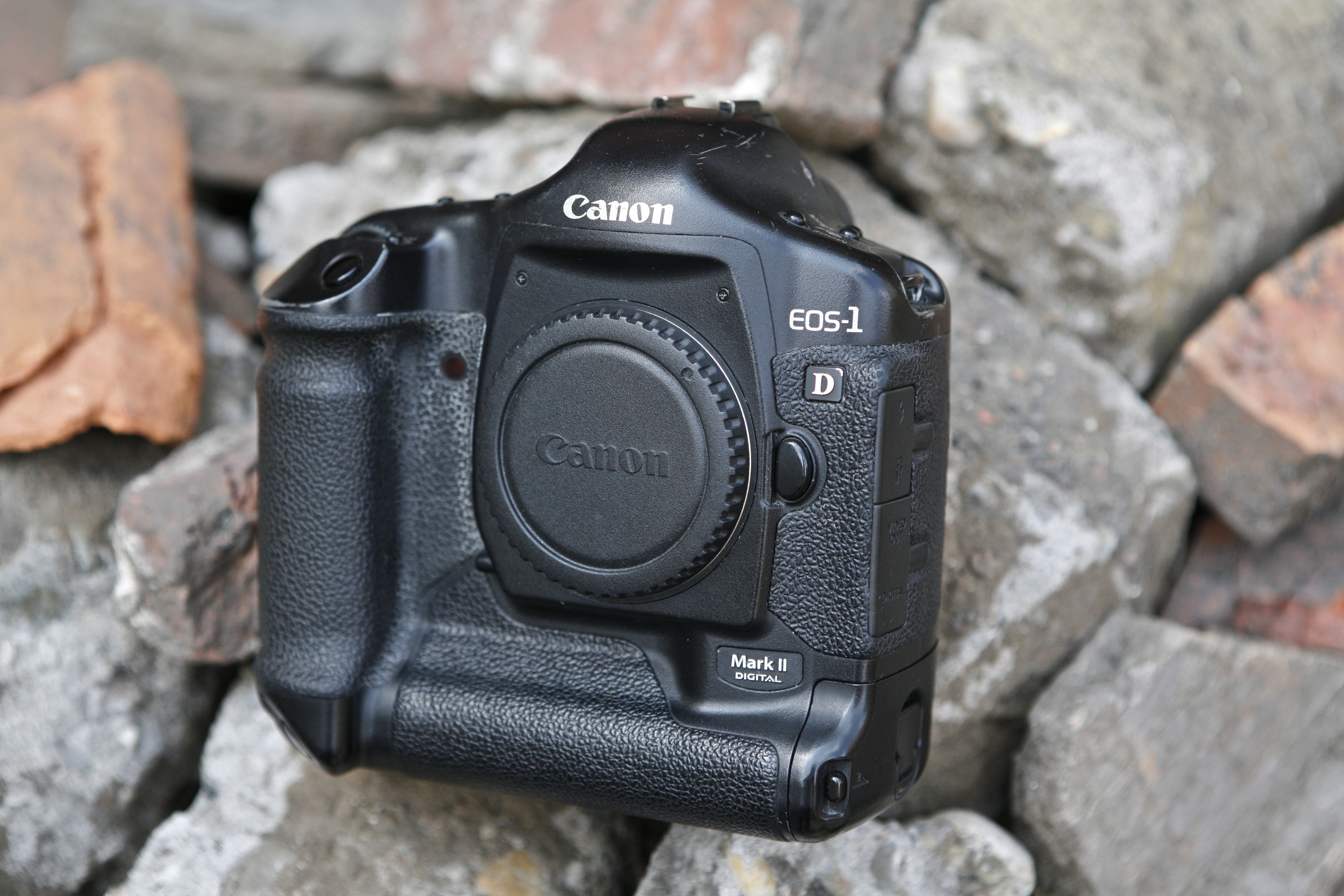 Canon EOS-1D Mark II Digital Camera on Stones HD Wallpaper