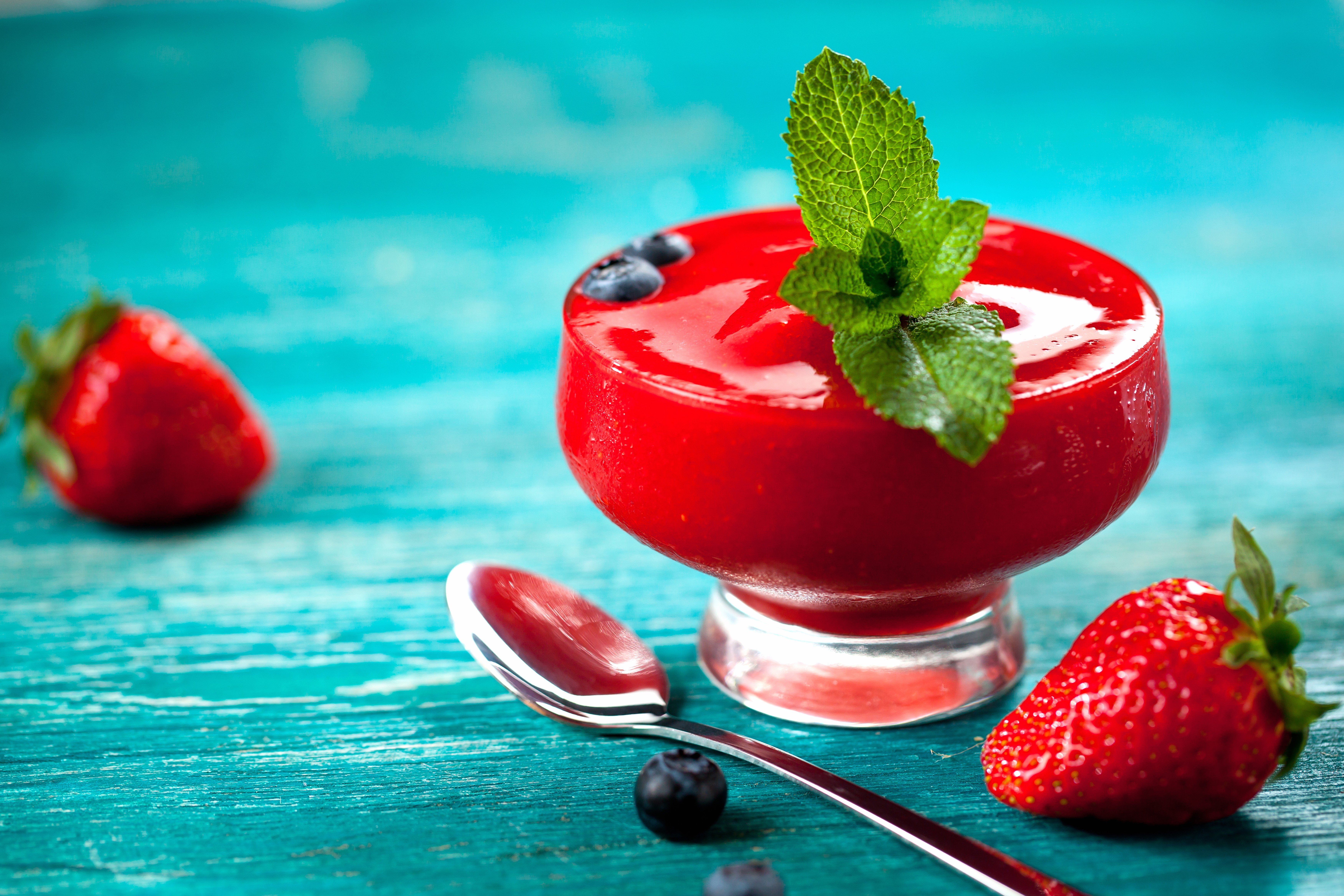 Strawberry and Blueberry Drink with Mint and Spoon HD Wallpaper